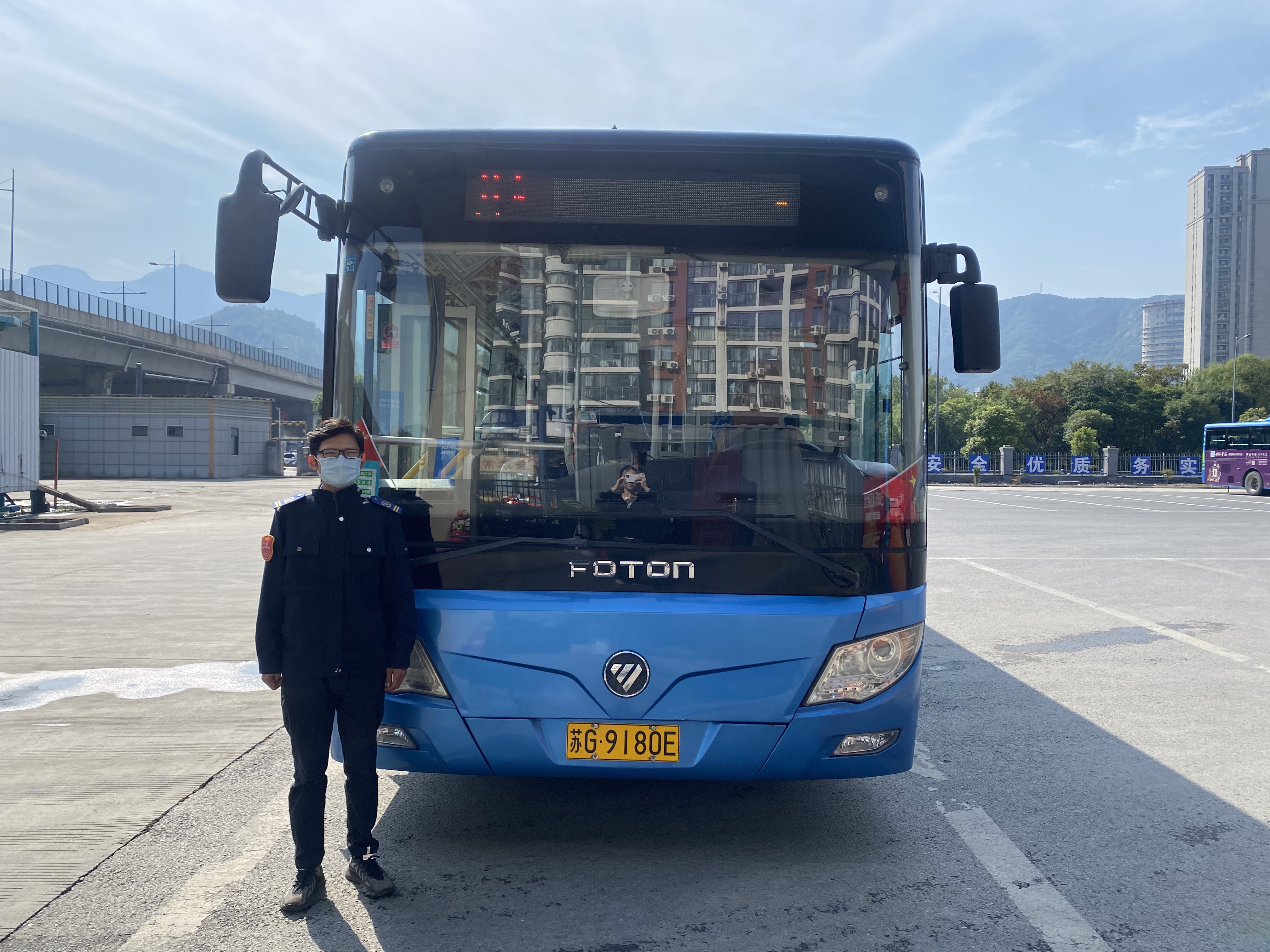 公交集團公交事業(yè)二部113路駕駛員寧梓煊及時歸還乘客丟失的手機