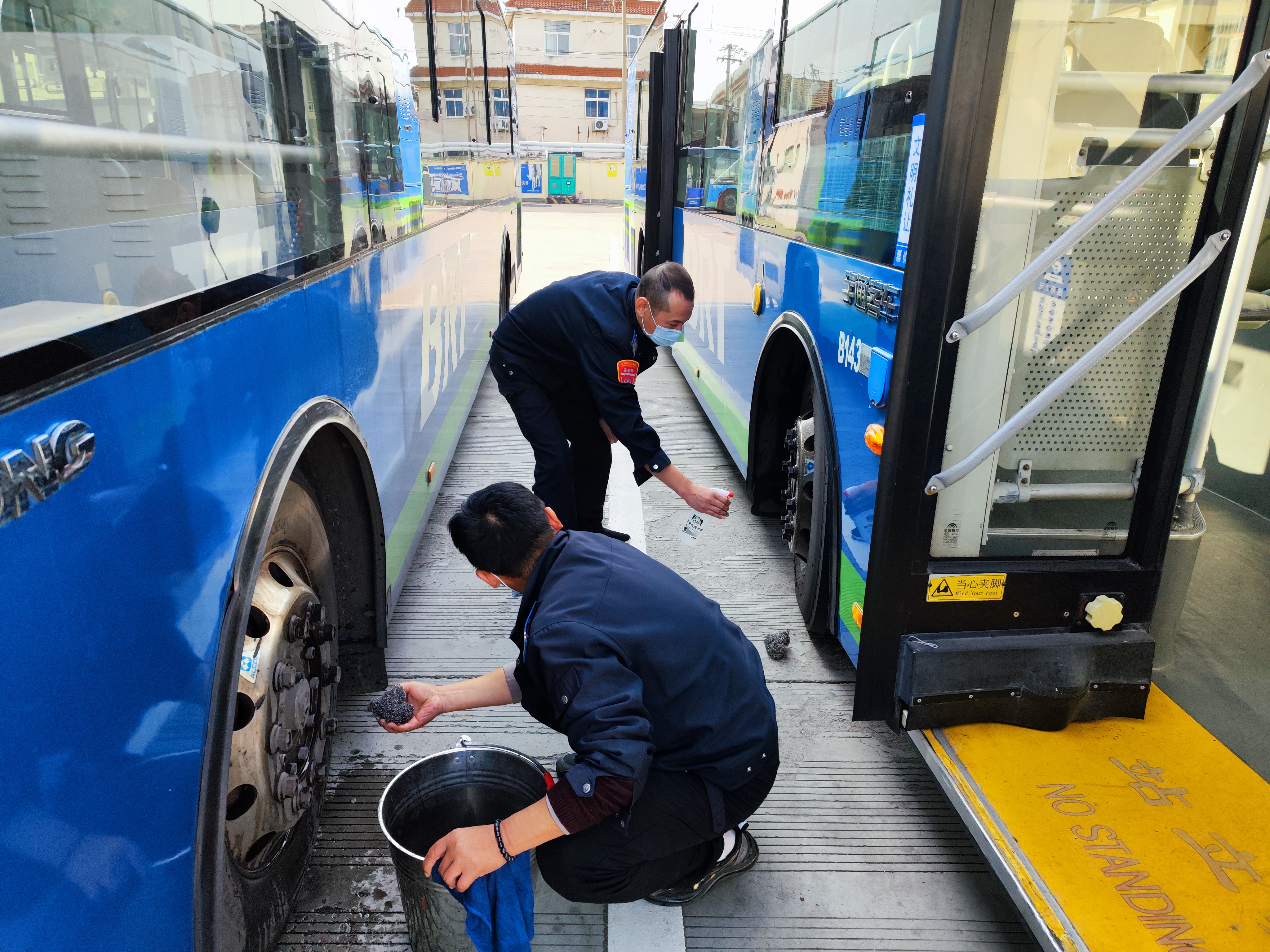 公交集團快速公交事業(yè)部開展車輛衛(wèi)生大檢查迎接創(chuàng)文復(fù)檢