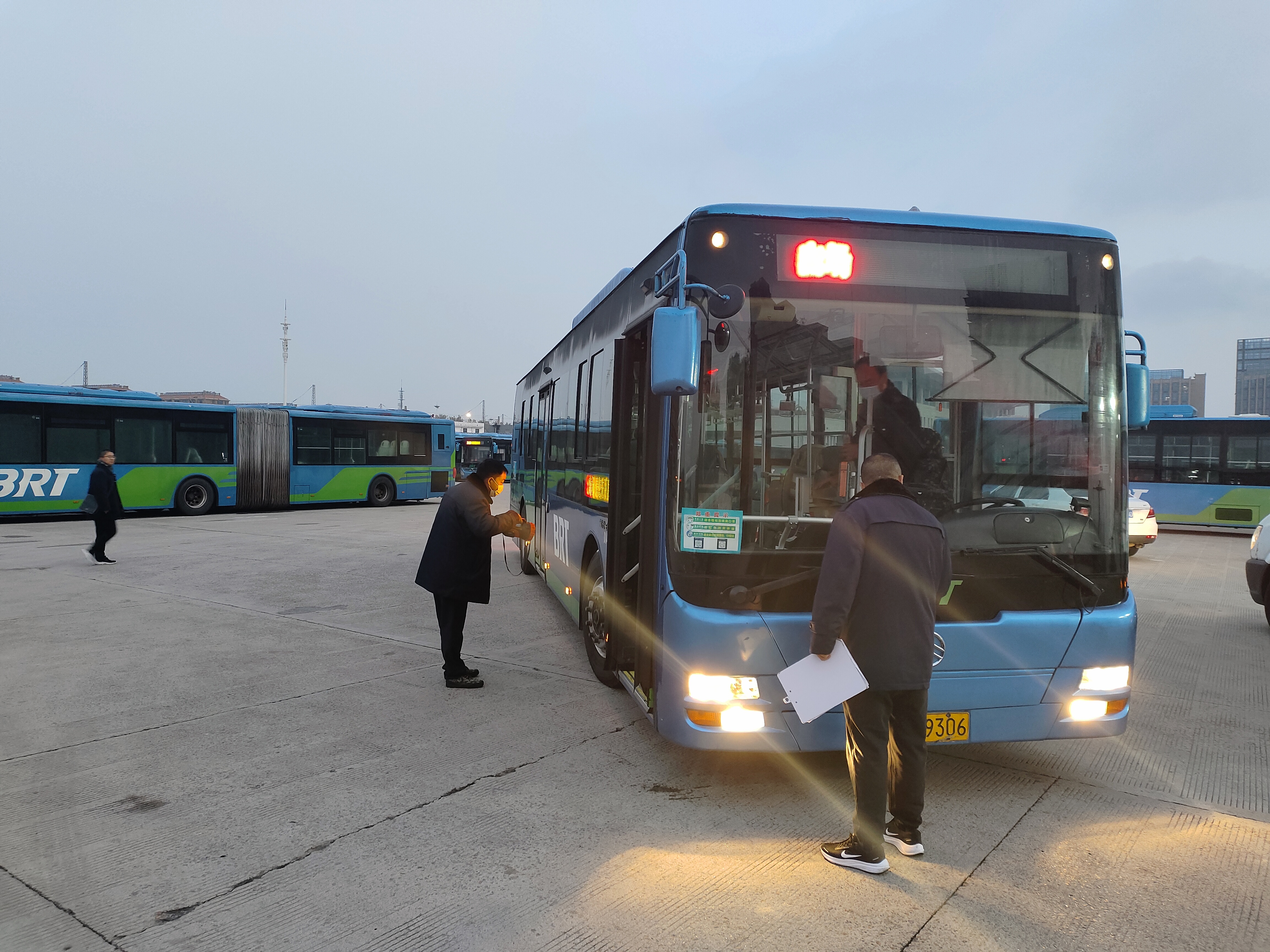 公交集團快速公交事業(yè)部開展創(chuàng)文車輛專項排查工作