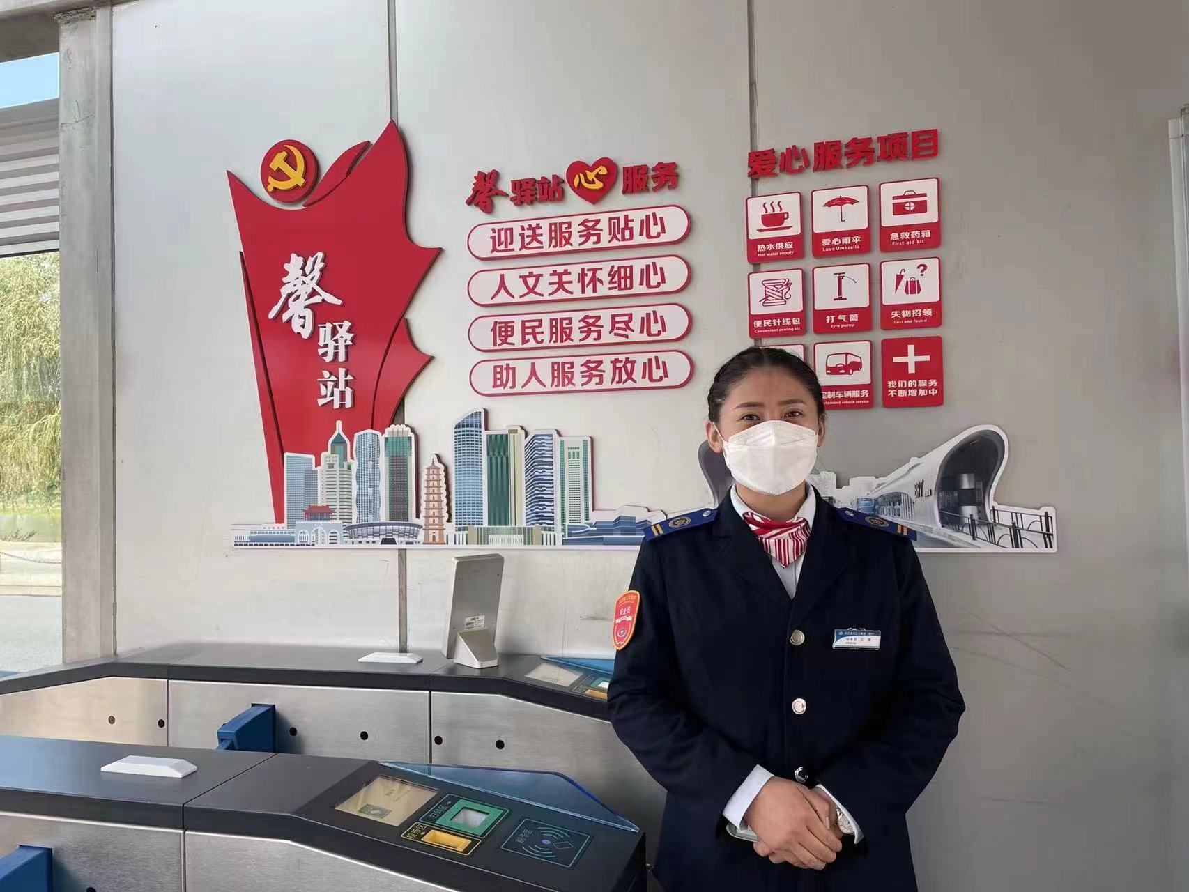 快速公交事業(yè)部站務(wù)員江雪幫助乘客找到丟失的手機獲感謝