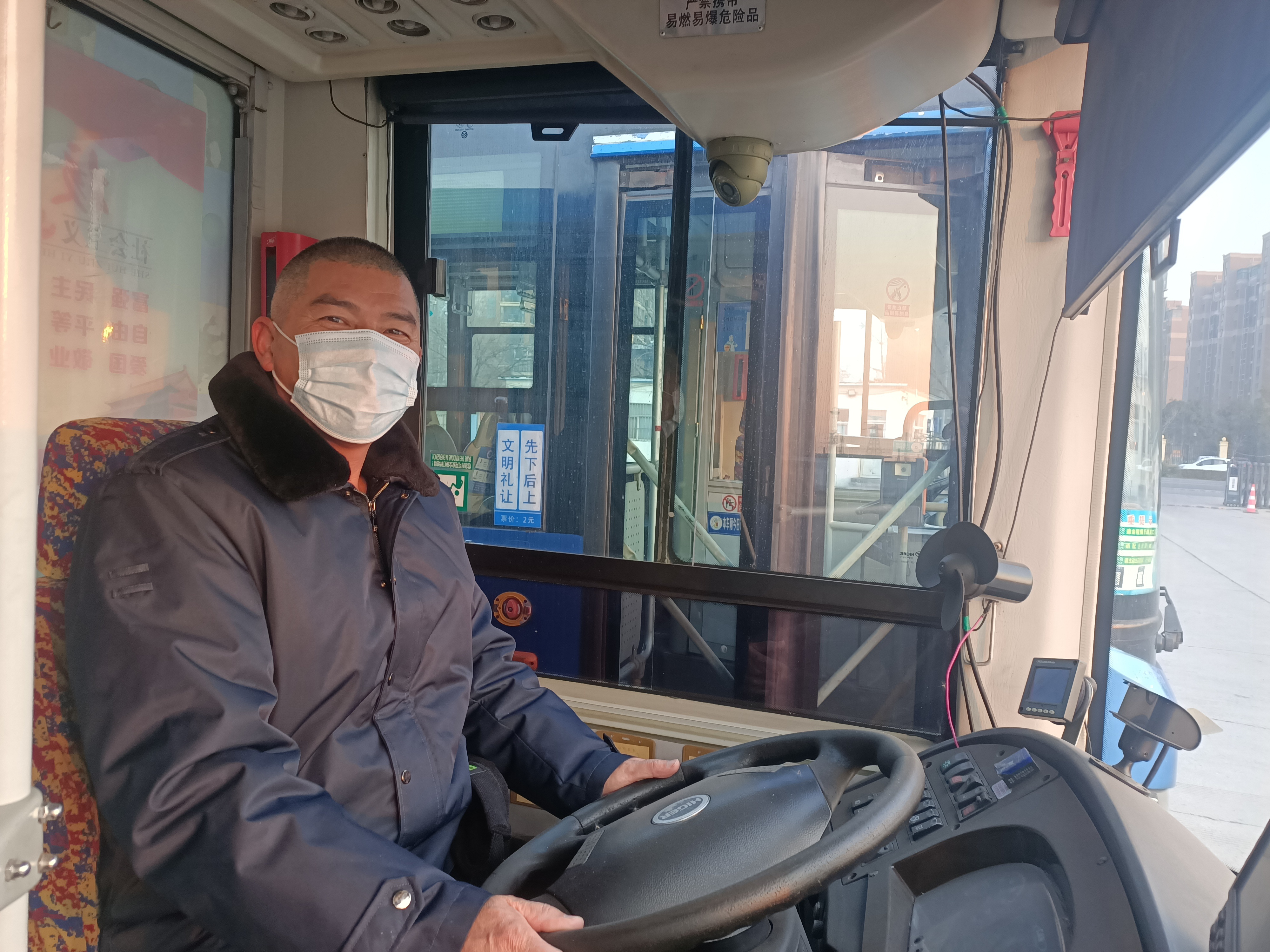 公交集團(tuán)快速公交事業(yè)部調(diào)度員、駕駛員和站務(wù)員接力幫助乘客尋包獲乘客點(diǎn)贊