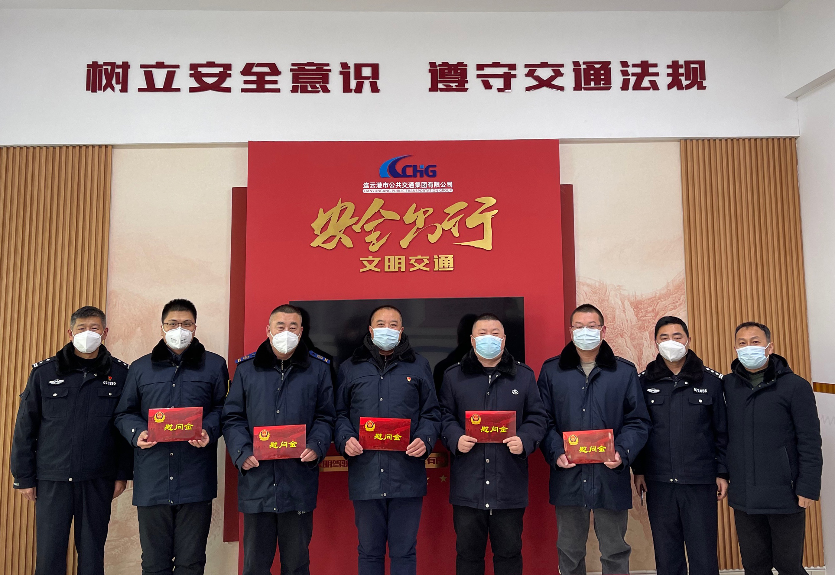 市公安公交分局治安大隊(duì)到公交集團(tuán)慰問見義勇為駕駛員