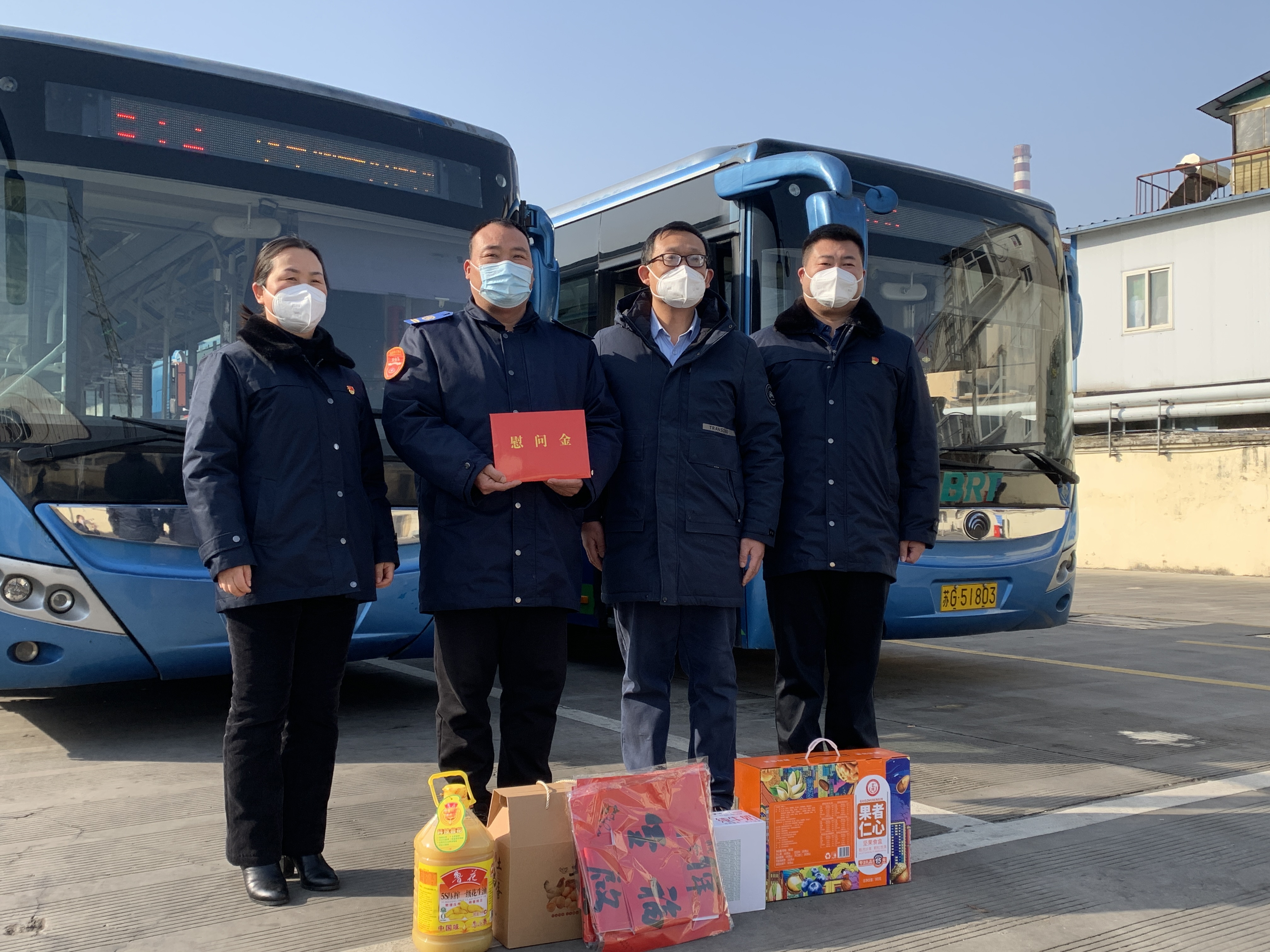 區(qū)委宣傳部副部長、文明辦主任、海州區(qū)委霍部長走訪慰問見義勇為駕駛員龐洪剛