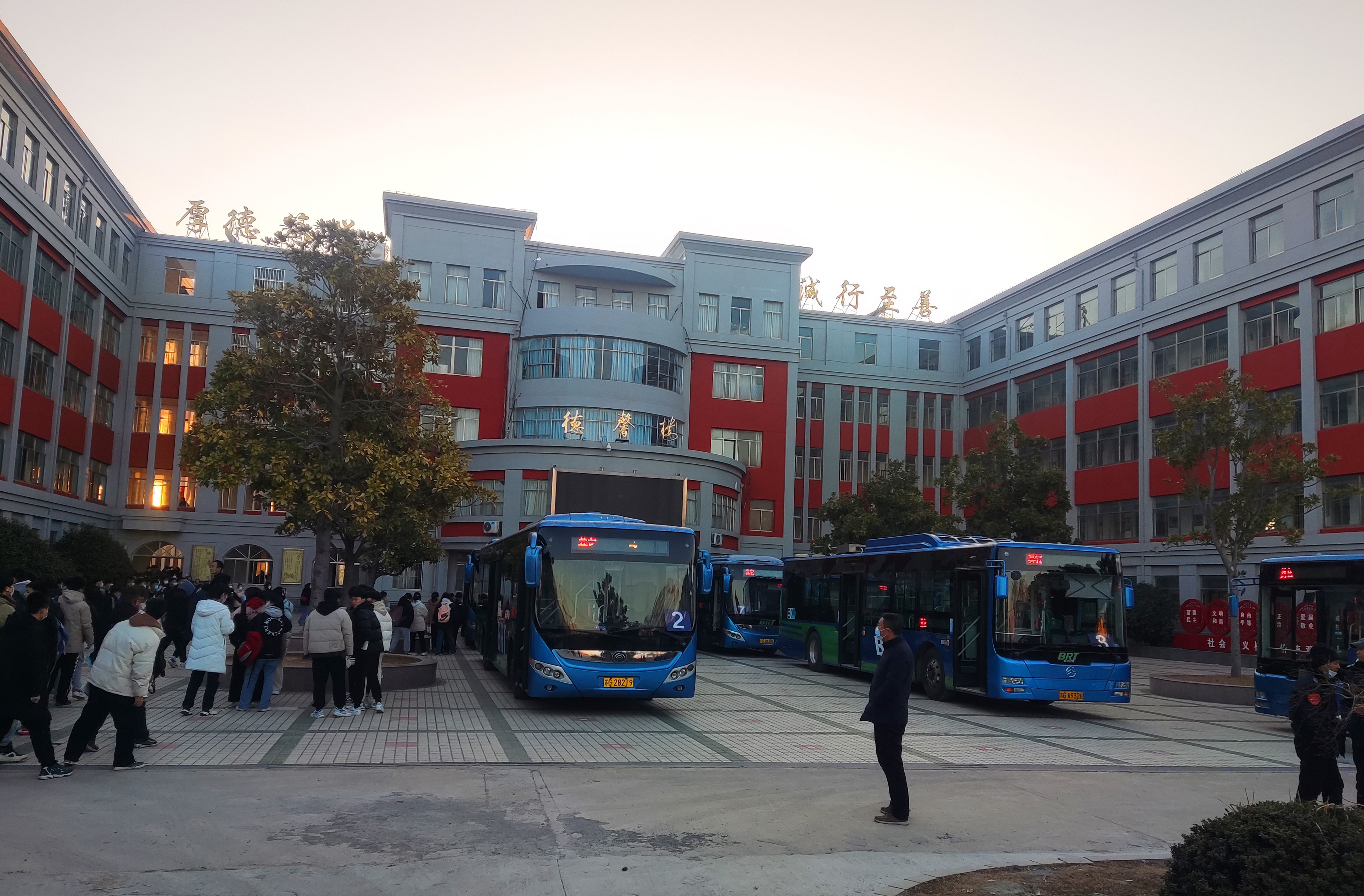 公交集團(tuán)快速公交事業(yè)部圓滿完成錦屏高中定制公交任務(wù)