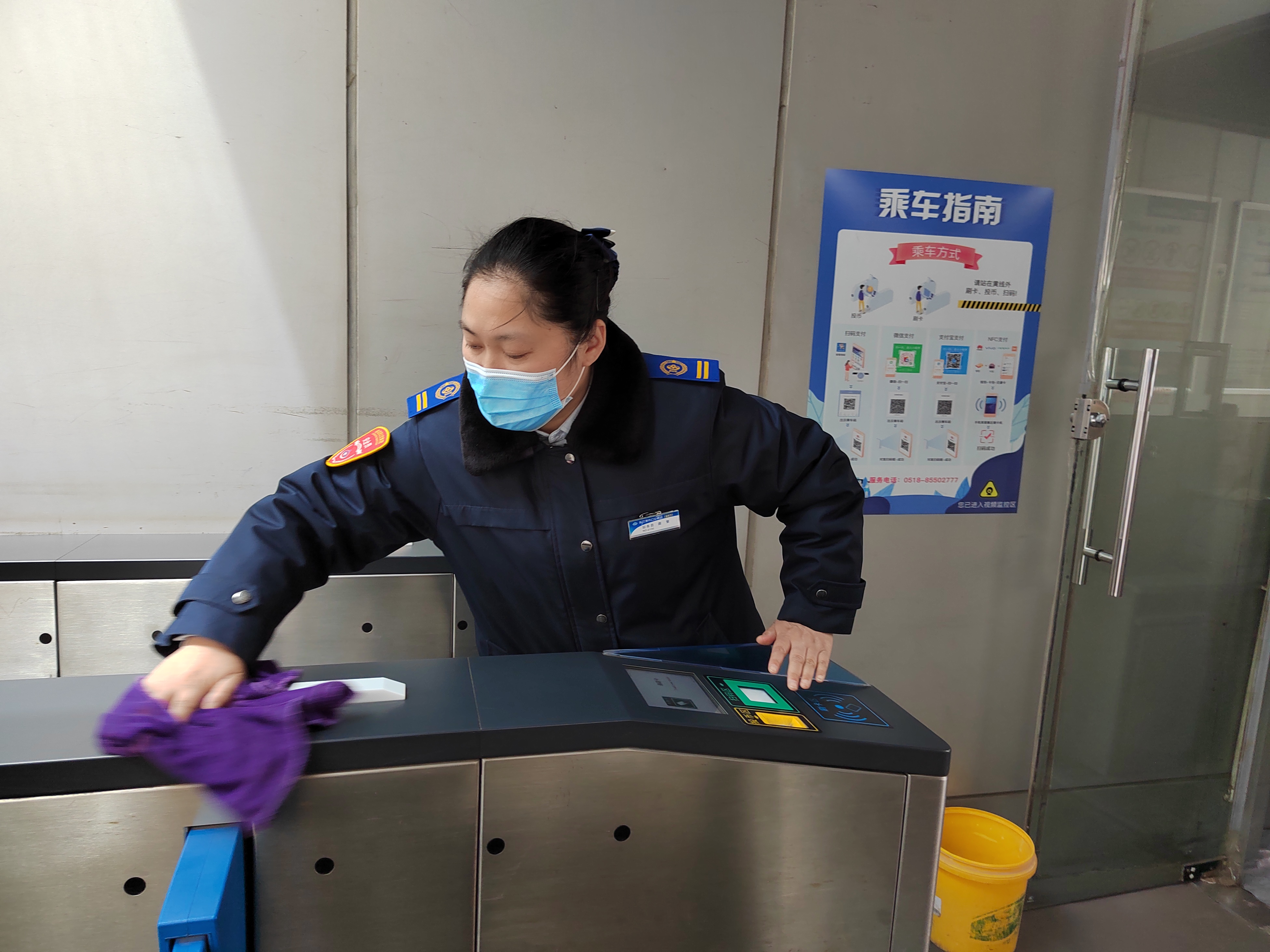 BRT站務(wù)員幫助乘客找回丟失的鞋子