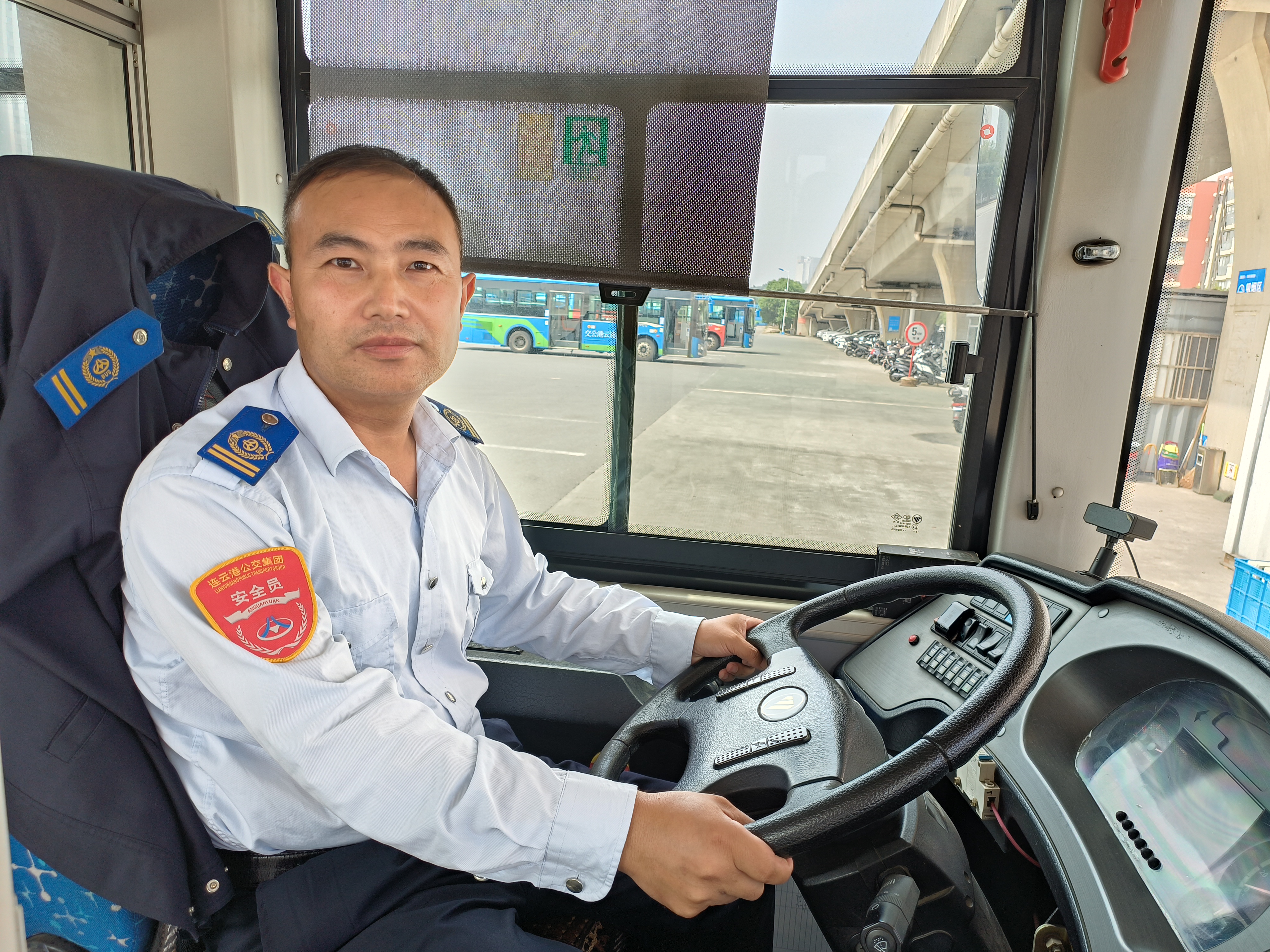 公交事業(yè)二部113路駕駛員蔣洪來(lái)及時(shí)歸還乘客丟失的手包