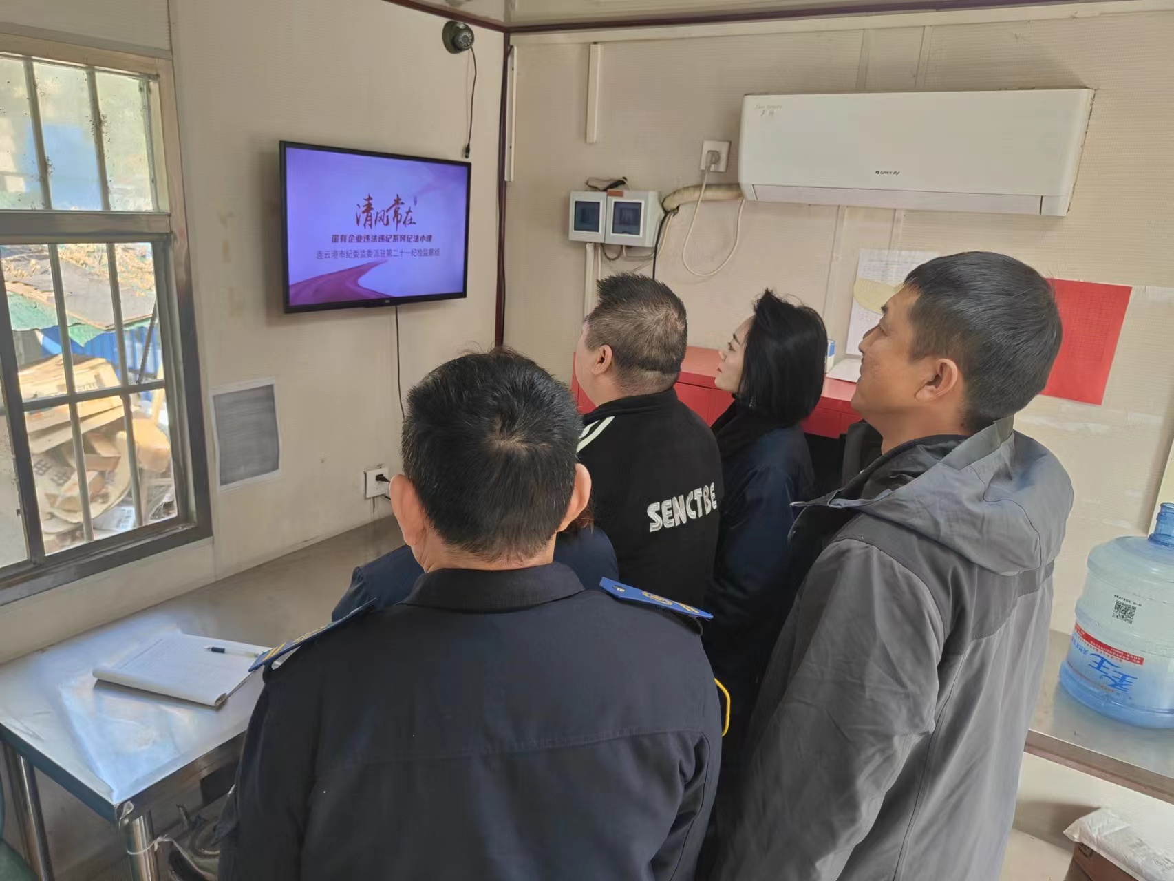 公交集團(tuán)公交事業(yè)一部組織觀看“紀(jì)法小課堂”警示教育視頻