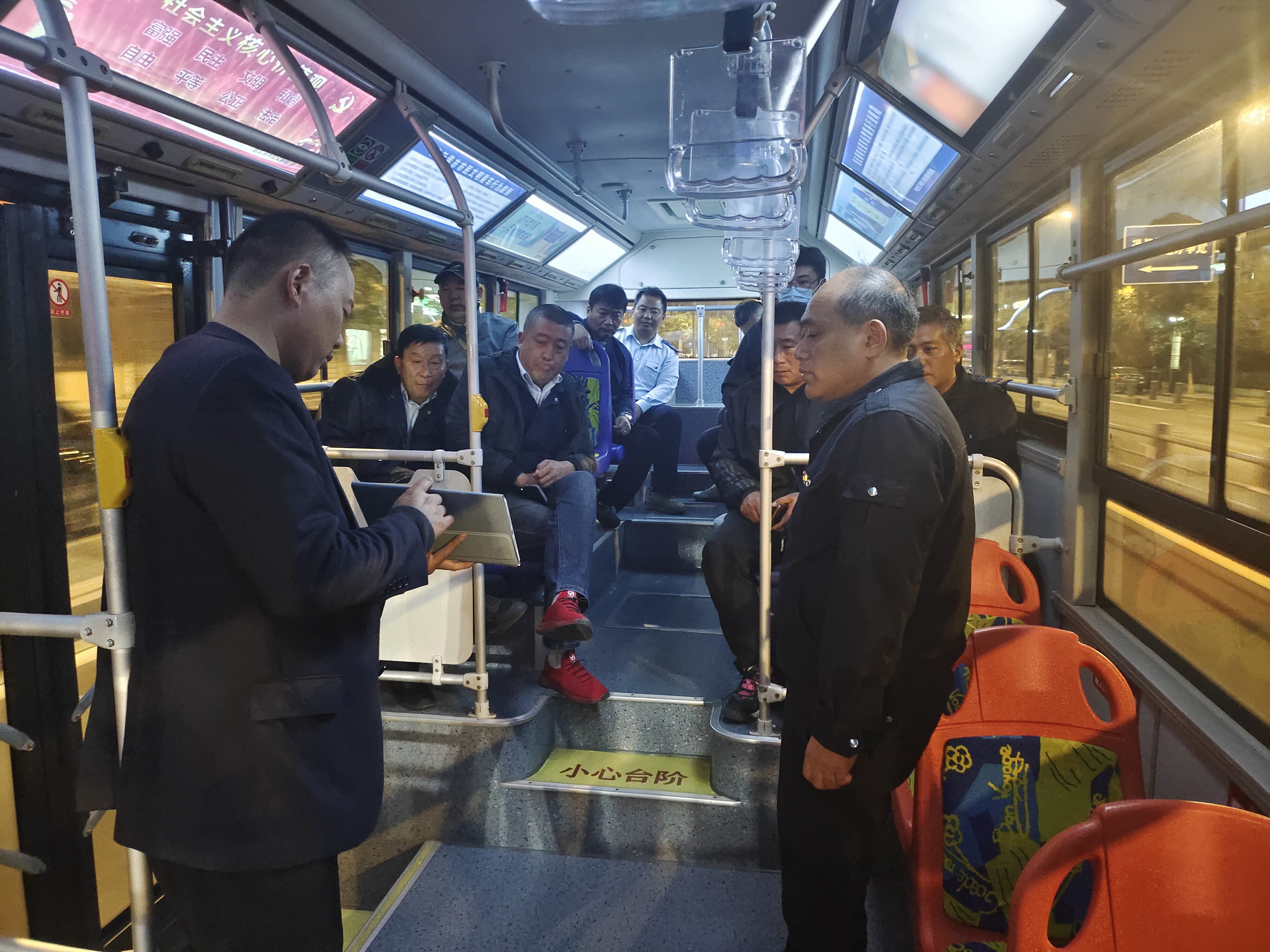 公交集團(tuán)公交事業(yè)一部召開重點(diǎn)線路駕駛員警示教育現(xiàn)場(chǎng)會(huì)