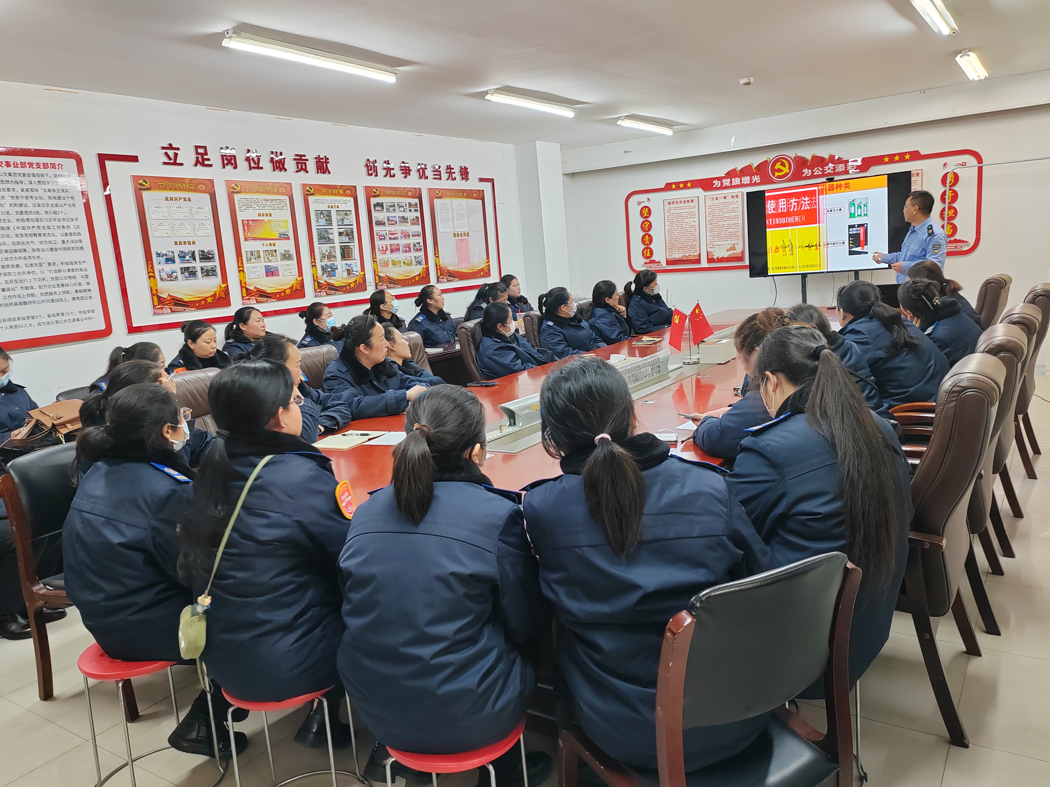 公交集團(tuán)組織站務(wù)員開(kāi)展“預(yù)防為主，生命至上”消防知識(shí)培訓(xùn)