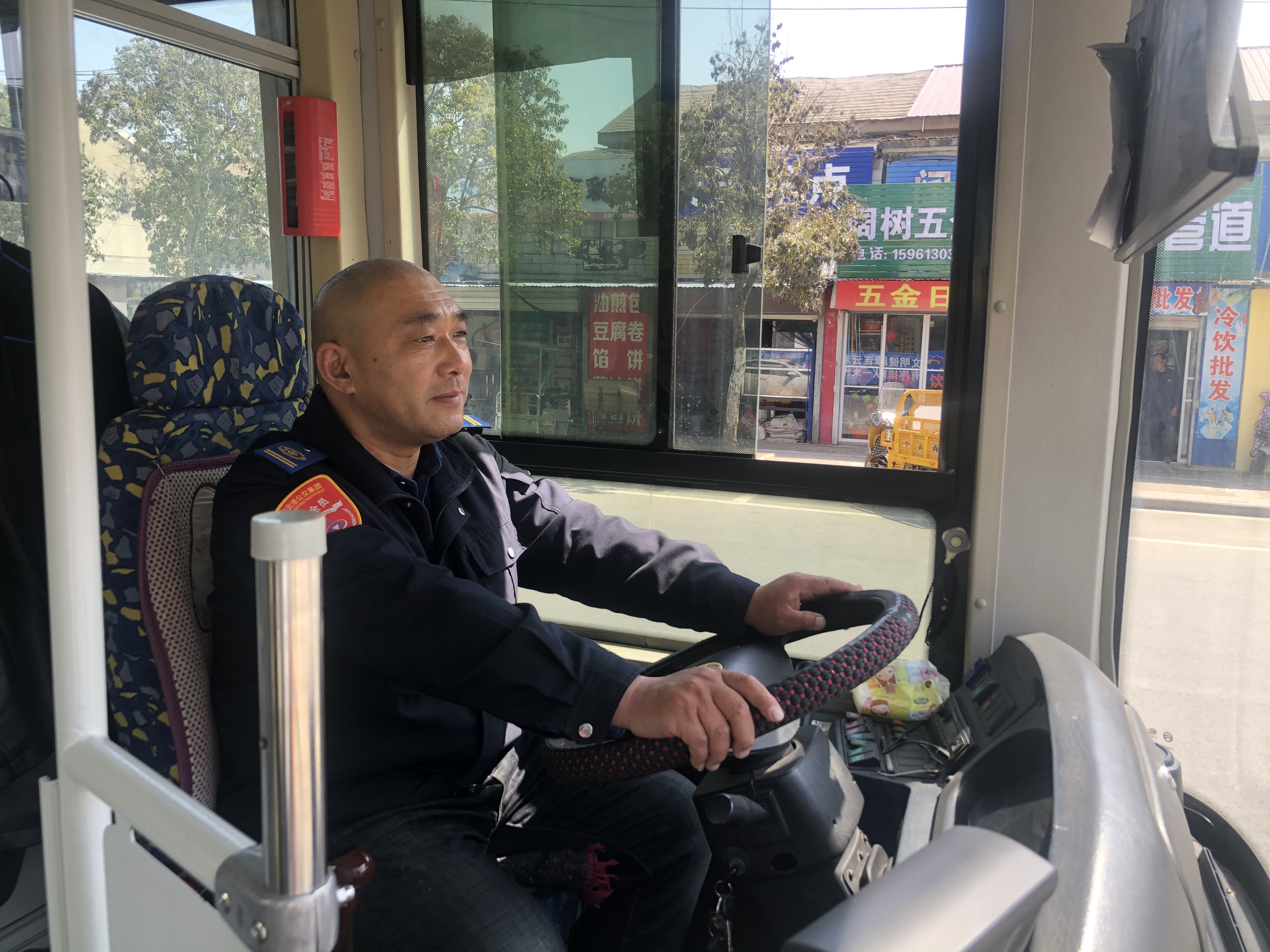 【公交正能量】20路駕駛員陳通友細(xì)心照料行動(dòng)不便老人