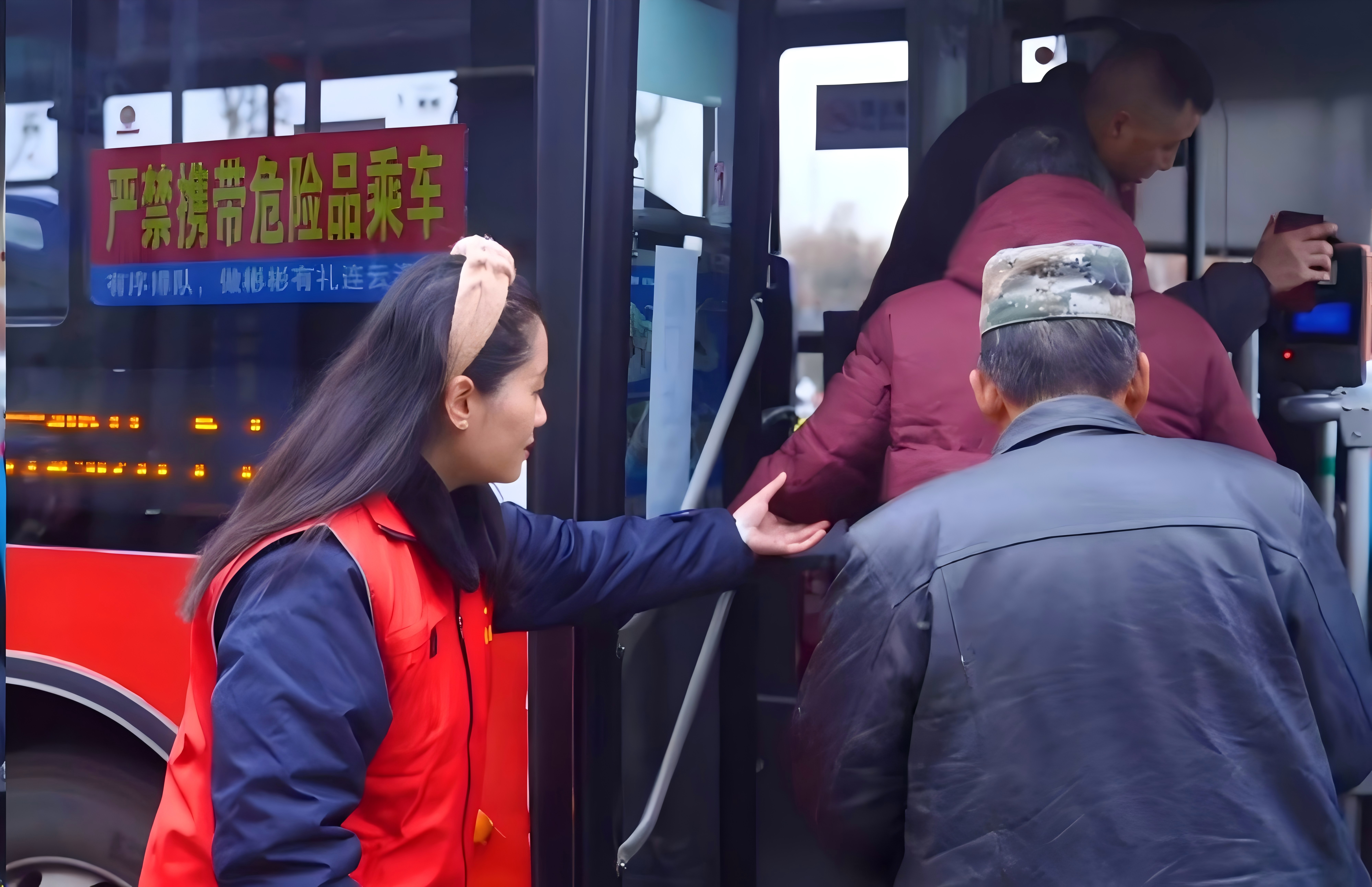 戰(zhàn)嚴(yán)寒保春運，公交志愿服務(wù)隊員的那抹志愿紅正迎風(fēng)而上