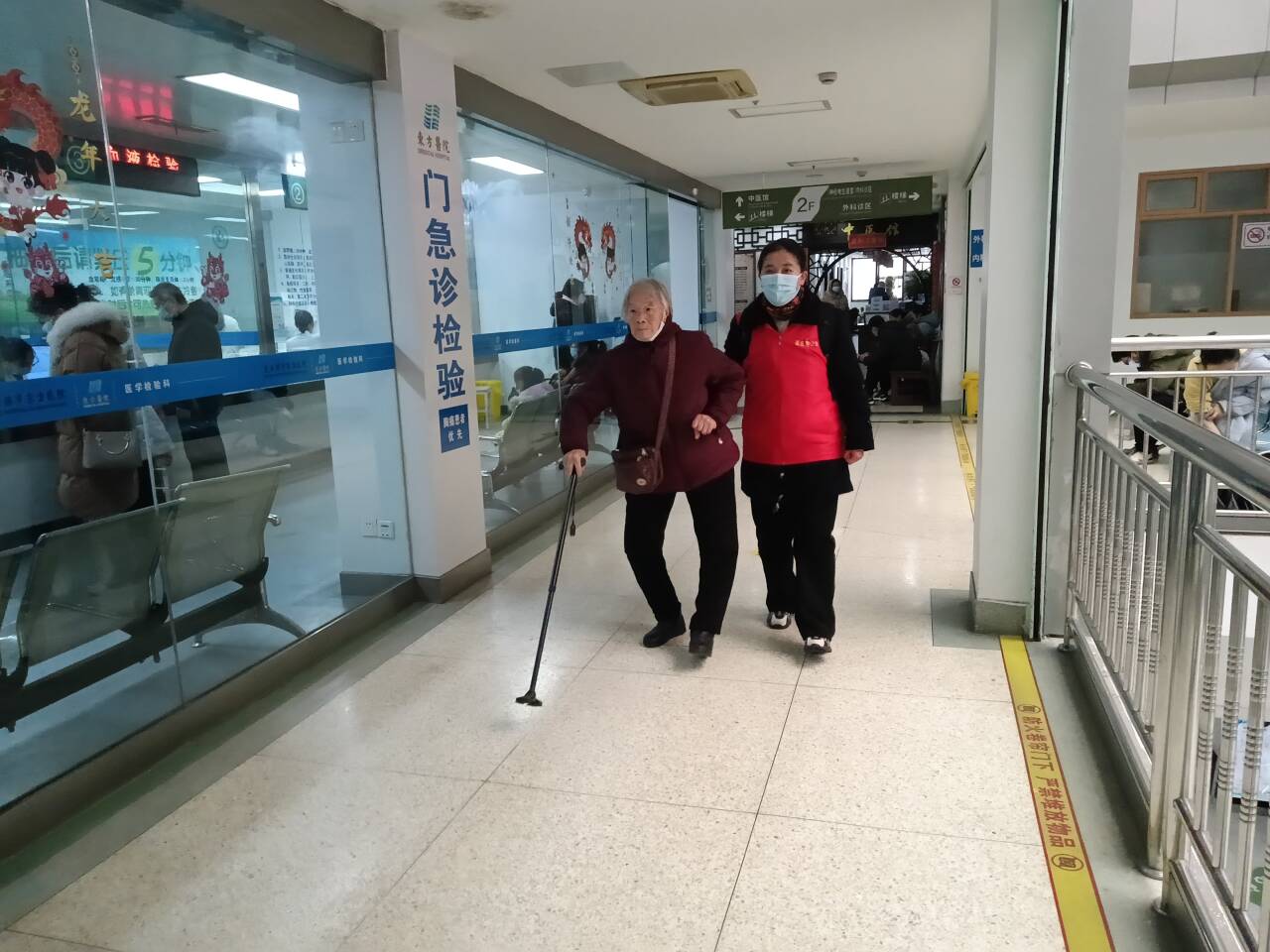 助老暖人心，錦旗表感謝--公交集團B3線志愿服務(wù)獲肯定