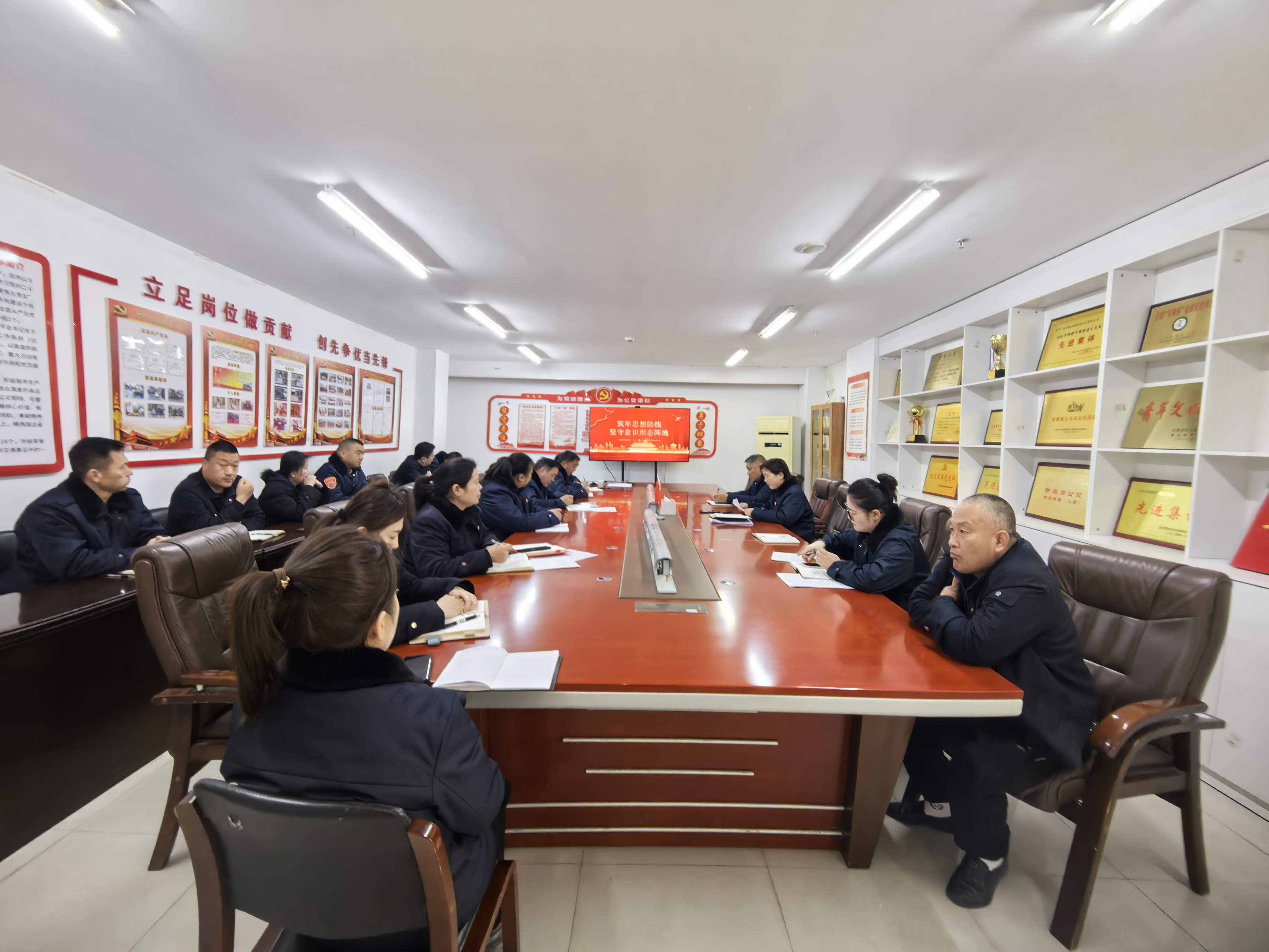 公交集團(tuán)快速公交黨支部開展《筑牢思想防線 堅守意識形態(tài)陣地》專題黨課