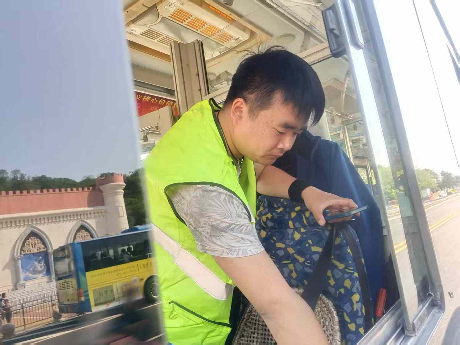 公交汽服公司全員出動 護(hù)航景區(qū)公交無憂出行