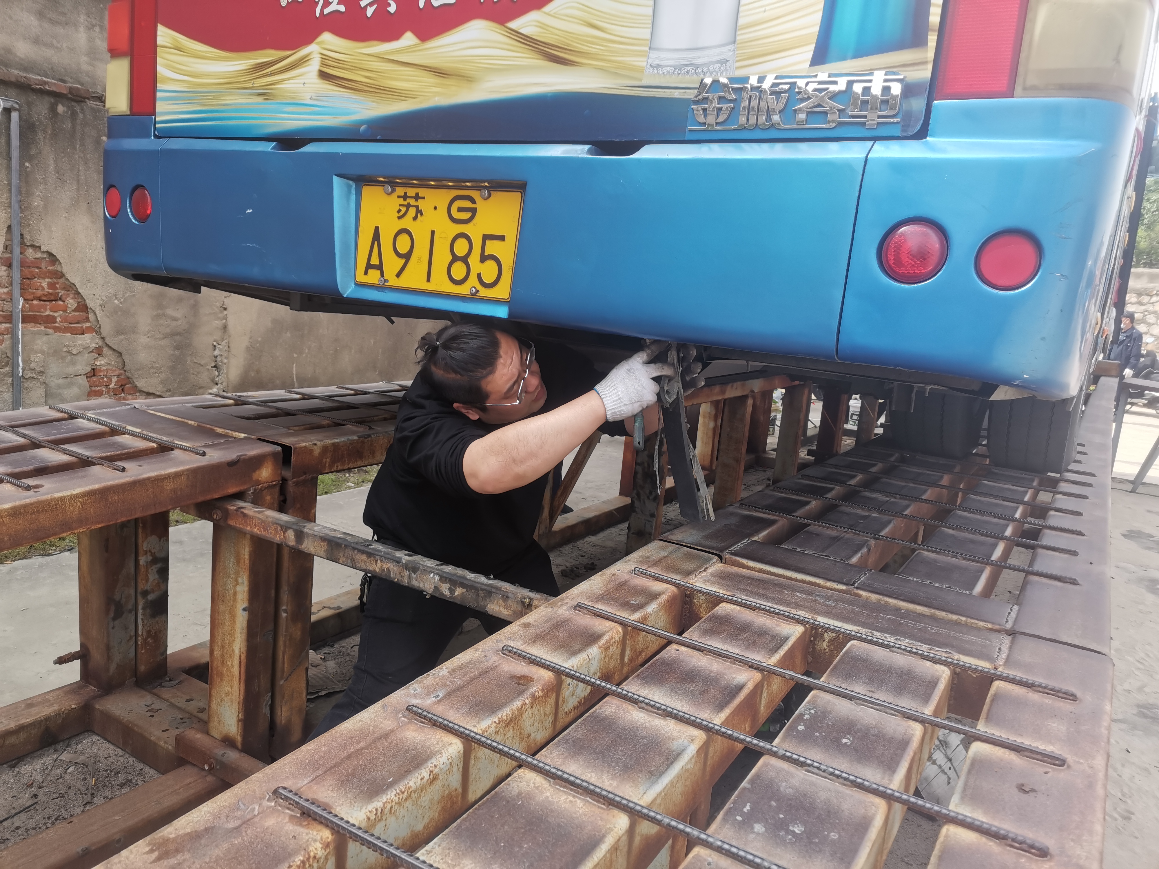 海通公交認(rèn)真做好車(chē)輛年檢工作保安全