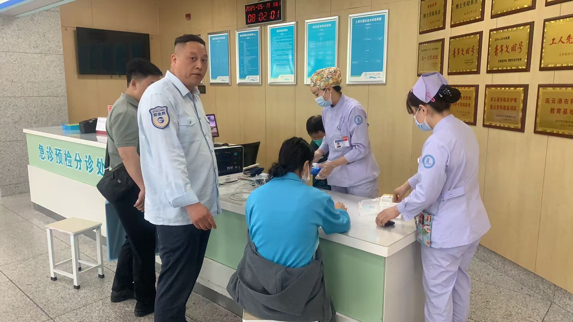 學(xué)生突發(fā)暈厥，公交集團(tuán)快速公交公司B12線 駕駛員王海平緊急救助