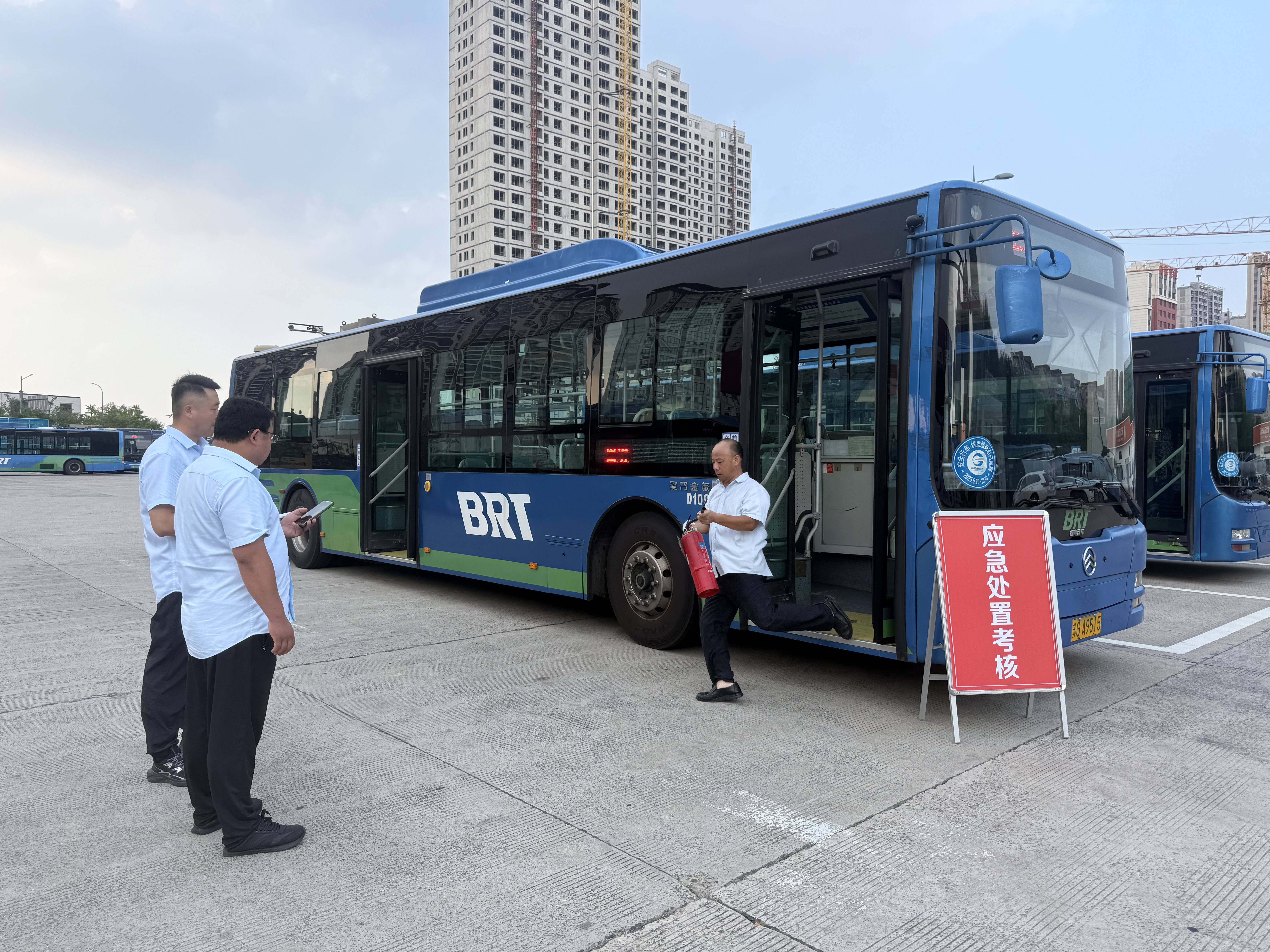 公交集團(tuán)快速公交公司開展突發(fā)事件應(yīng)急處置考核  筑牢安全防線