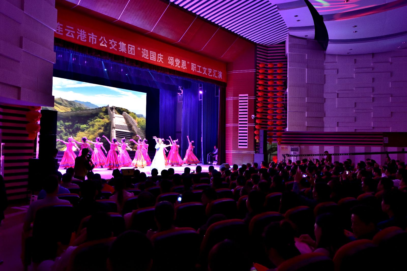 公交集團(tuán)“迎國慶、頌黨恩”職工文藝匯演取得圓滿成功