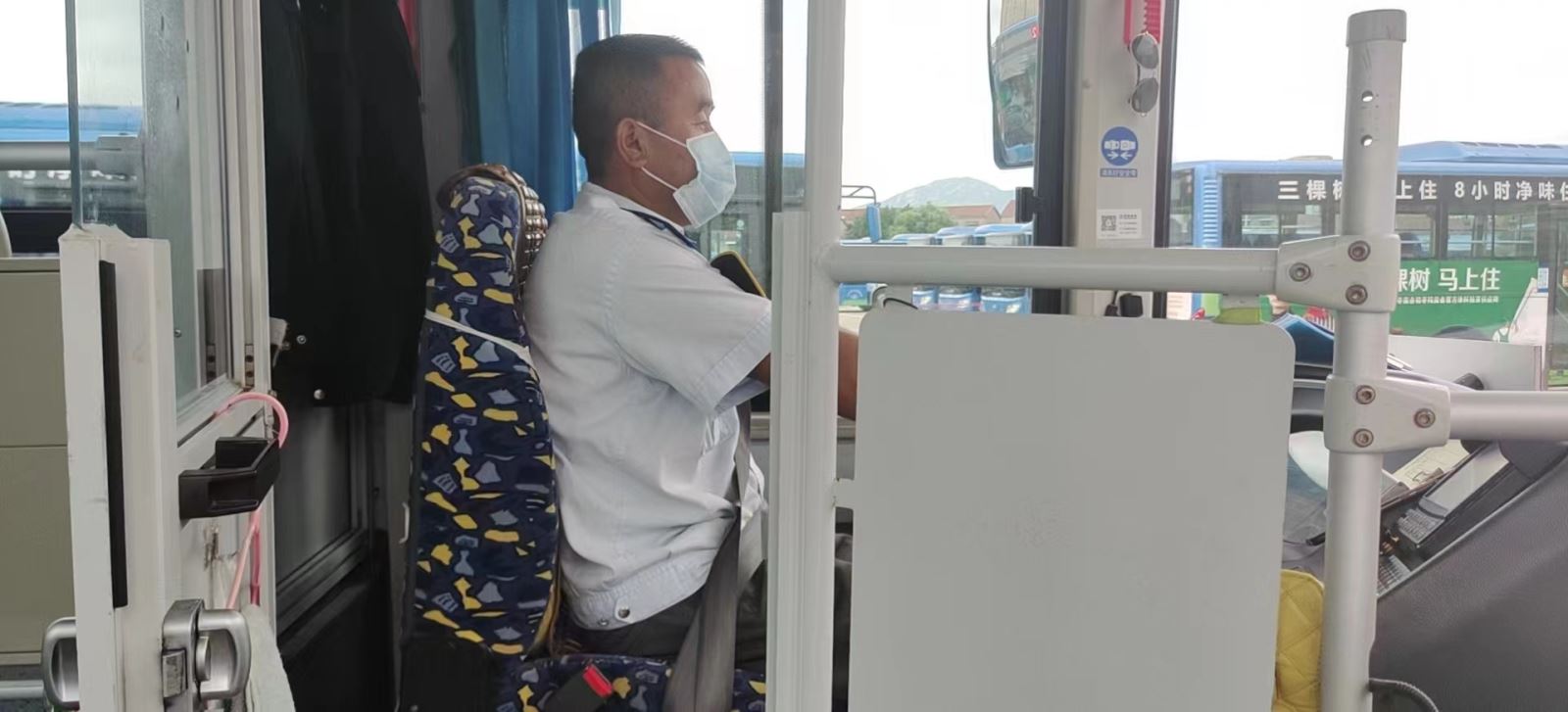 公交事業(yè)一部29路駕駛員宋立發(fā)拾金不昧獲贊揚