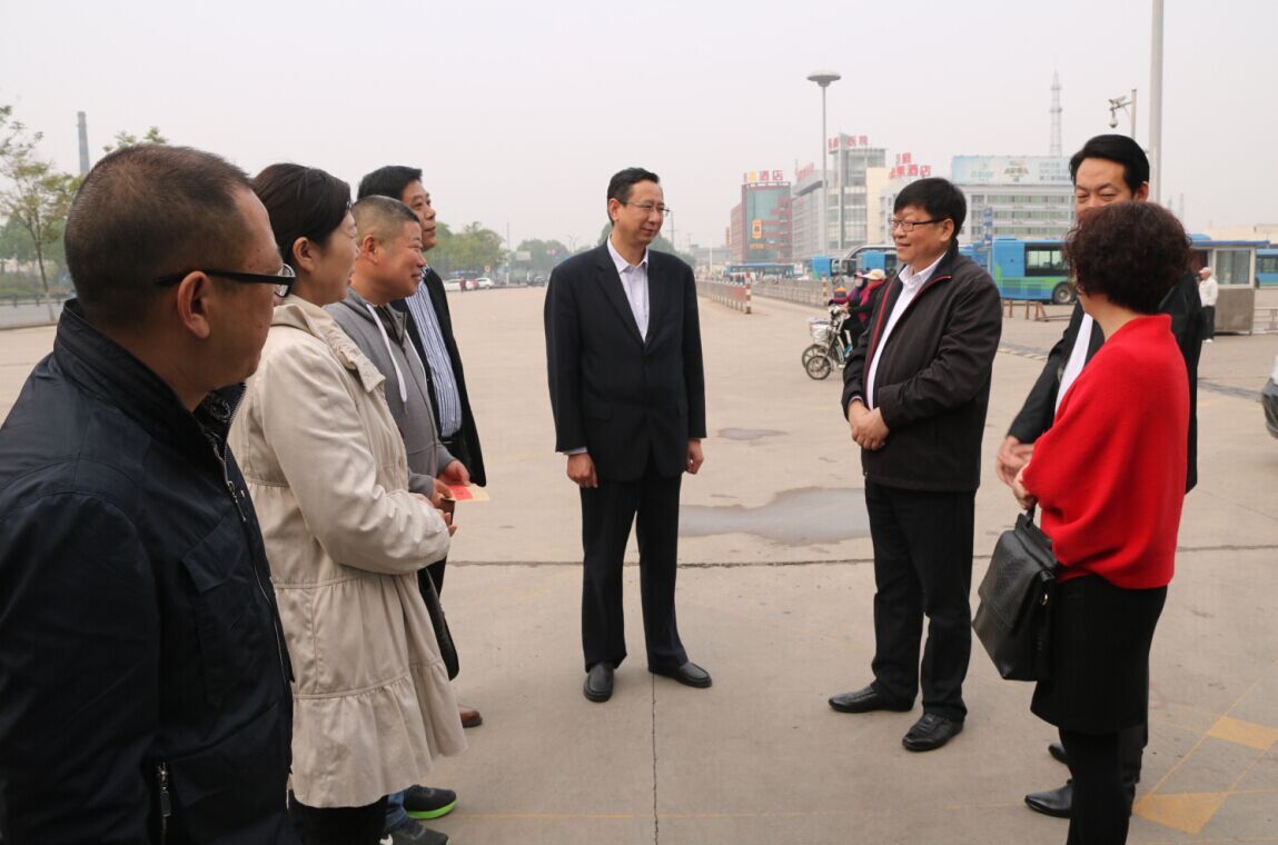 交通控股集團(tuán)領(lǐng)導(dǎo)“五一”前夕慰問(wèn)公交品牌線路駕駛員