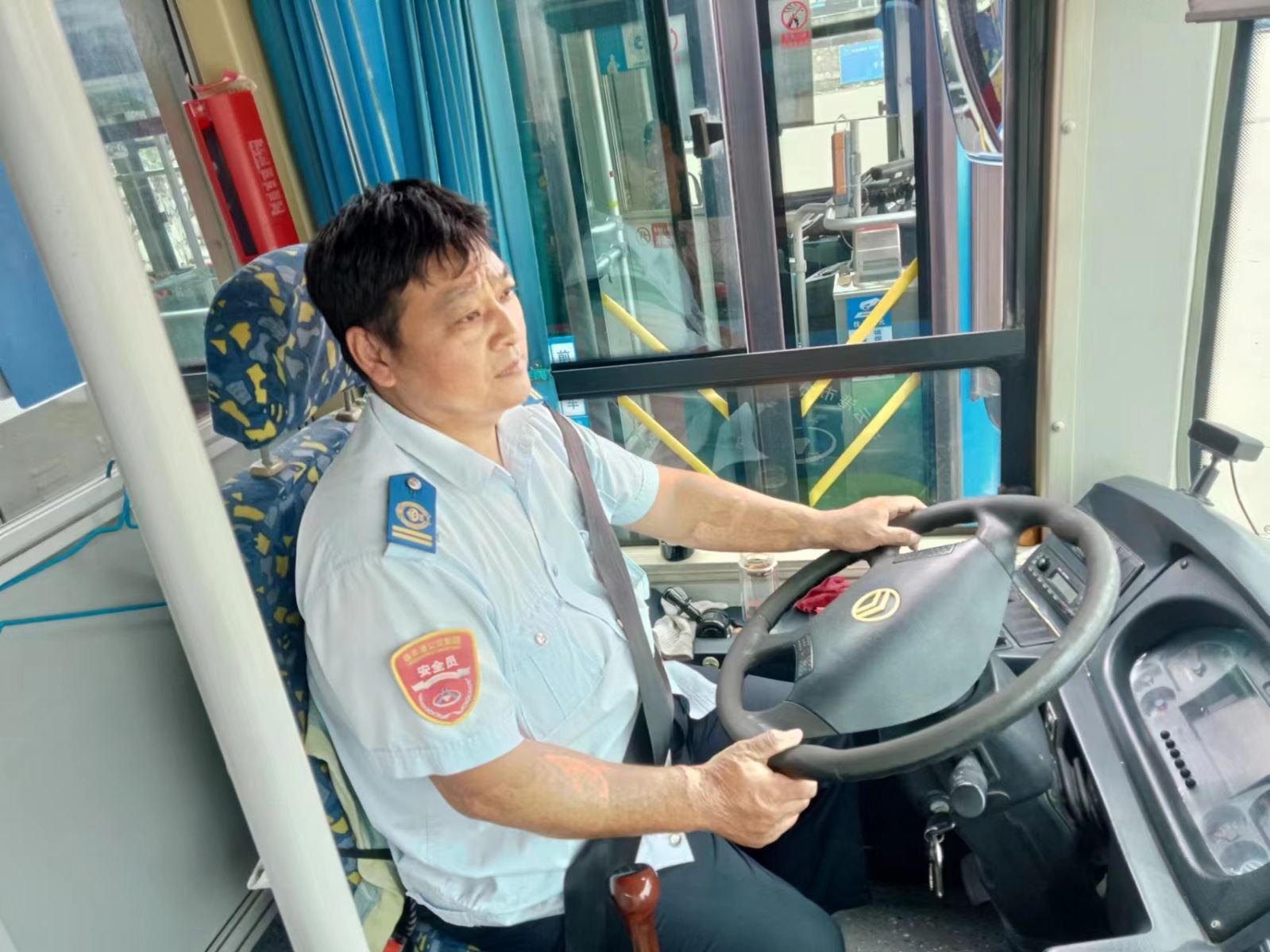 公交事業(yè)一部119路駕駛員武可華拾到手機及時歸還獲稱贊