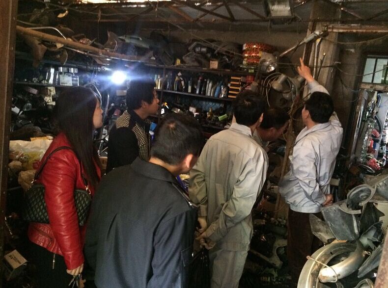 公交維修公司黨員干部協助社區(qū)開展街道“安檢、違章”治理活動