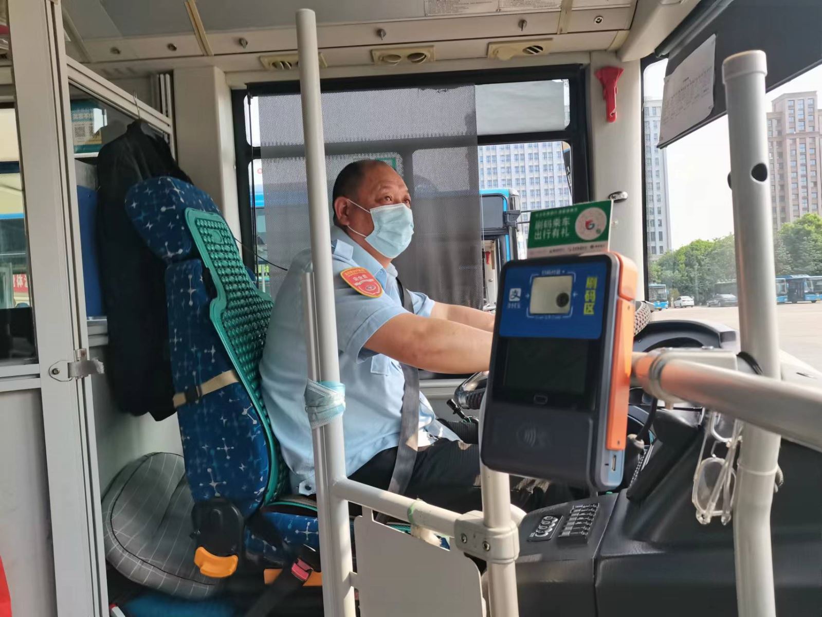 公交集團公交事業(yè)一部22K路馬守龍拾金不昧受表揚