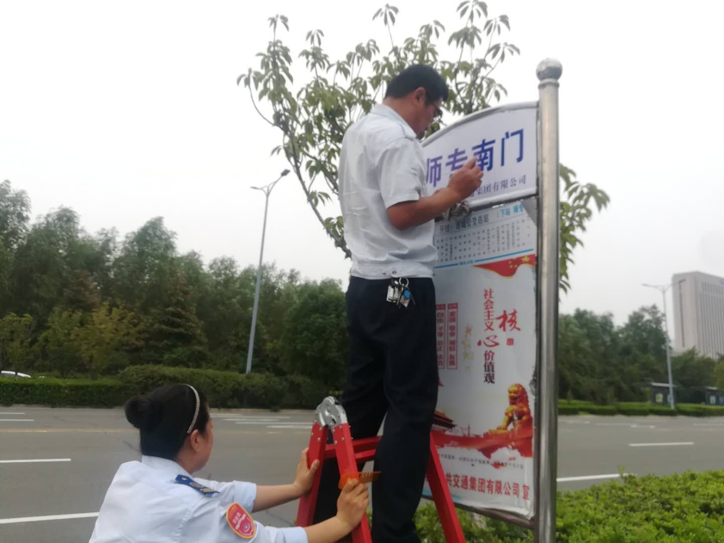 公交集團(tuán)公交事業(yè)一部對(duì)線路站牌排查整改  確保創(chuàng)文驗(yàn)收順利完成