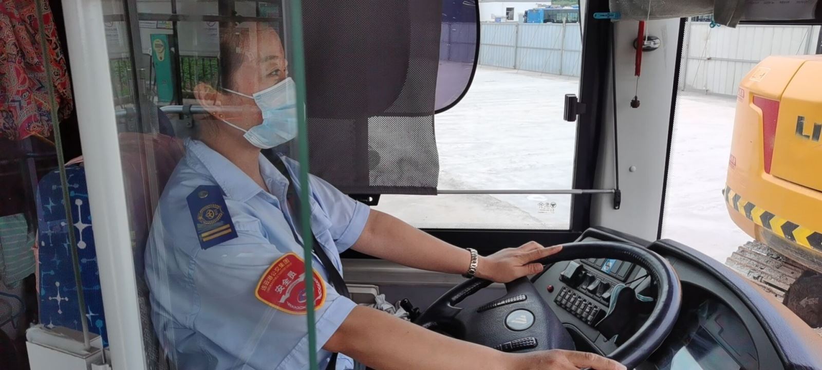 公交集團公交事業(yè)一部18路駕駛員陳嘉敏拾金不昧受表揚