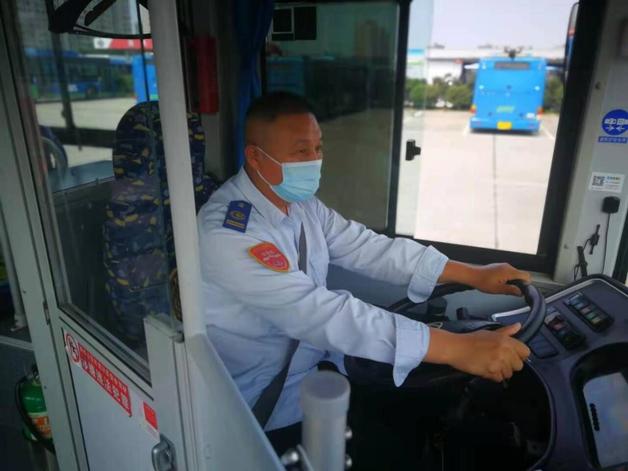 公交集團公交事業(yè)一部22路駕駛員王家余拾金不昧受表揚