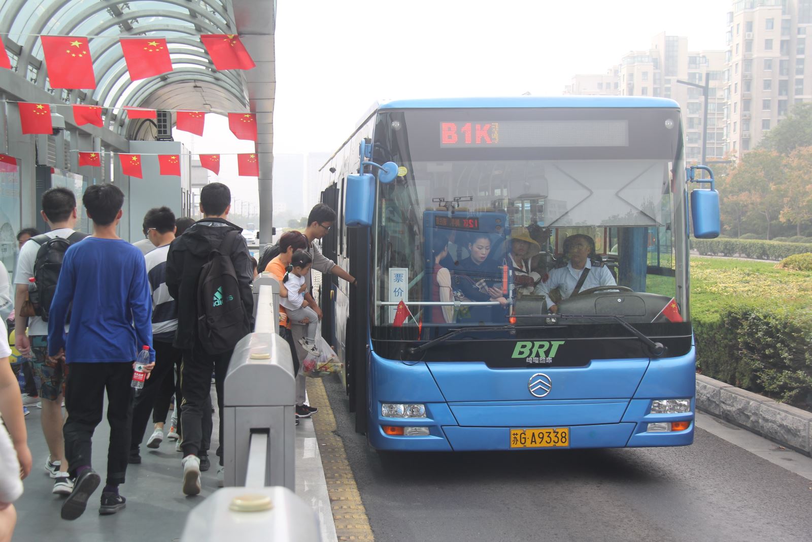 國慶長假 公交集團全力以赴迎戰(zhàn)客流高峰