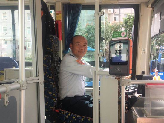 公交集團公交事業(yè)一部5路駕駛員胡昌昌拾金不昧受贊揚