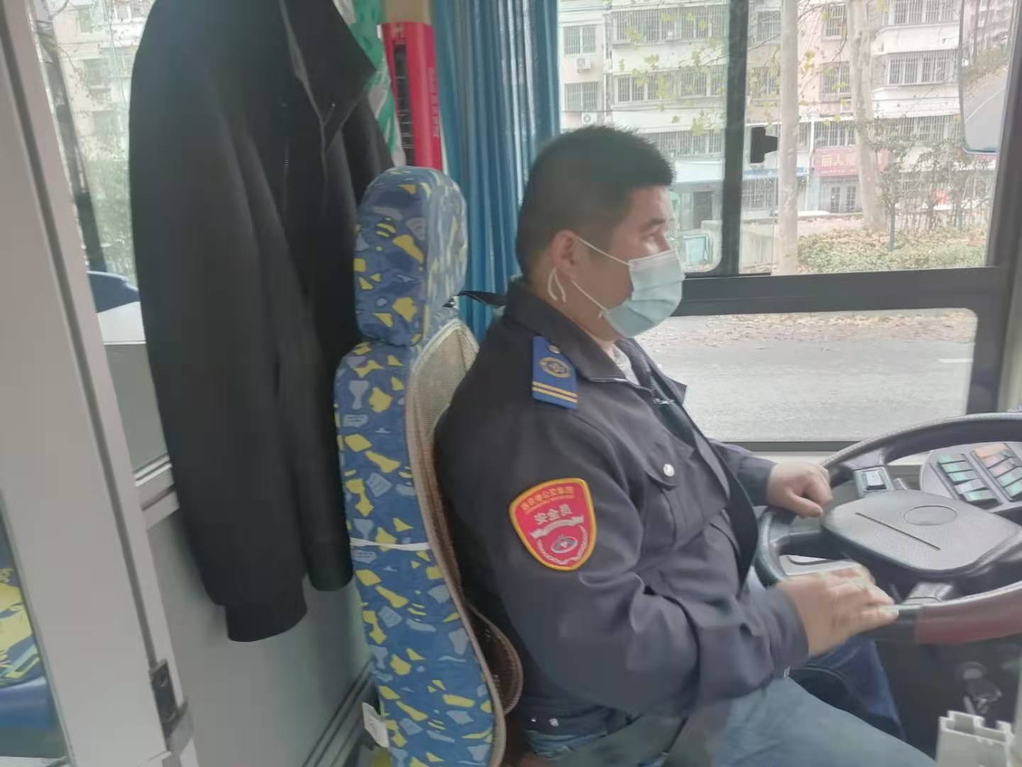 公交集團公交事業(yè)一部 27路駕駛員韋鵬余拾金不昧受表揚