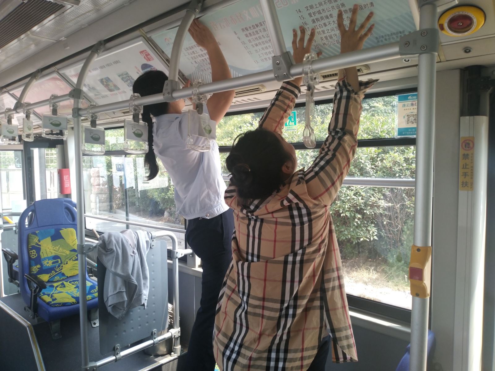 公交集團(tuán)公交事業(yè)一部更換創(chuàng)文標(biāo)識(shí)標(biāo)貼，助力港城創(chuàng)文建設(shè)