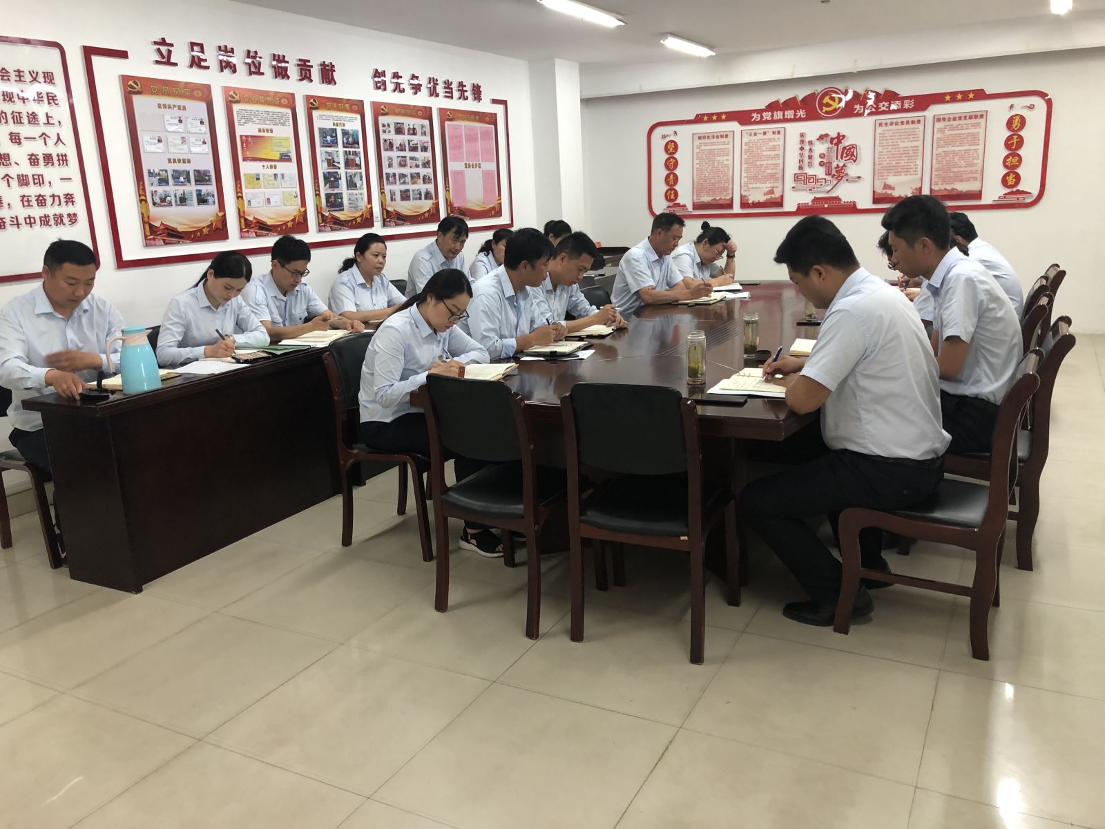 快速公交事業(yè)部學(xué)習(xí)習(xí)總書(shū)記《在企業(yè)家座談會(huì)上的講話(huà)》