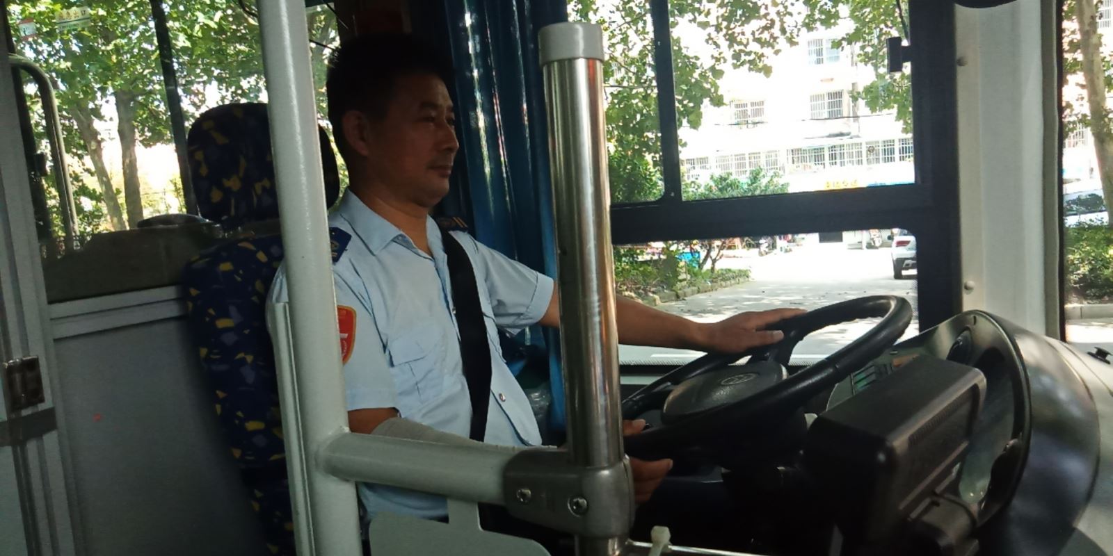 公交集團公交事業(yè)一部駕駛員韓中權(quán)及時歸還乘客失物受贊揚