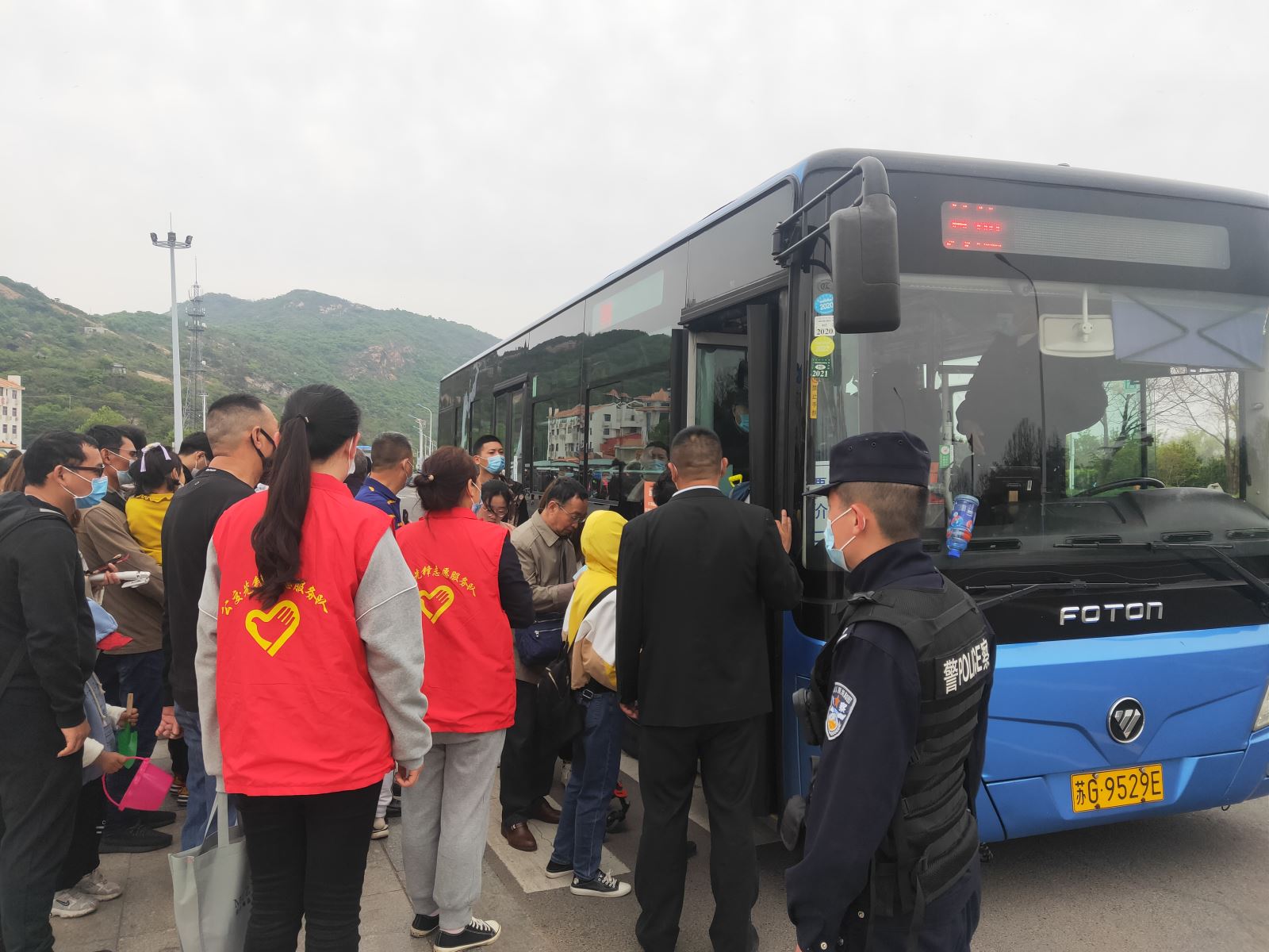 勞動(dòng)節(jié)，公交志愿服務(wù)不停歇