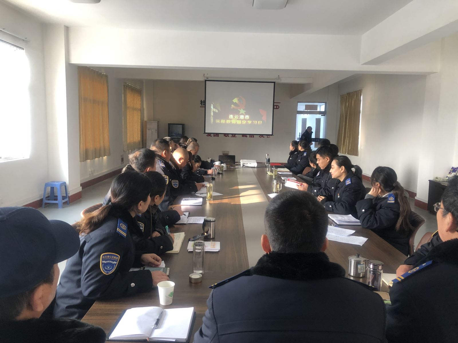 公交集團各事業(yè)部組織觀看專題片《榜樣3》