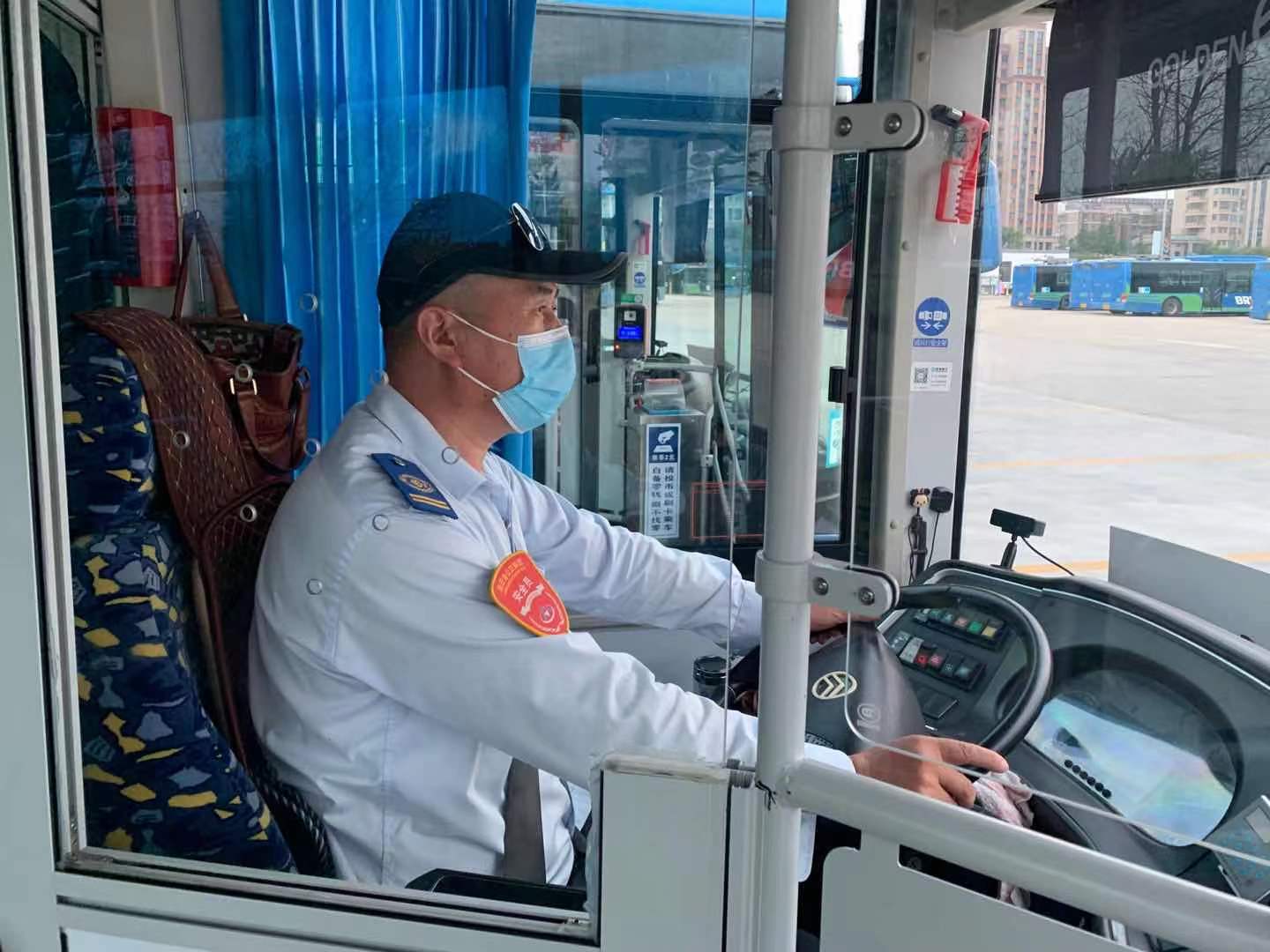 公交集團公交事業(yè)一部15路駕駛員周全西拾金不昧受表揚