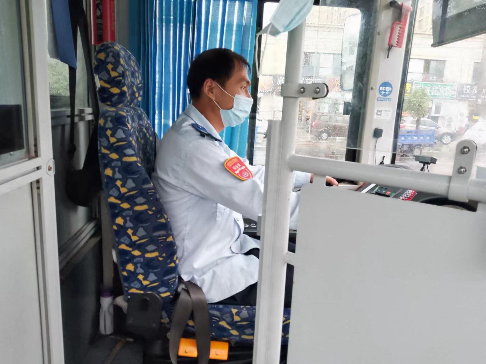 公交集團公交事業(yè)一部15路駕駛員劉海波拾金不昧受乘客表揚