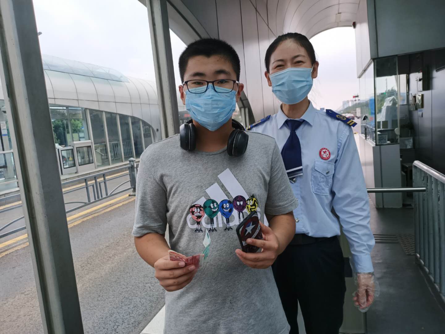 快速公交站務(wù)員站務(wù)員幫助乘客獲感謝