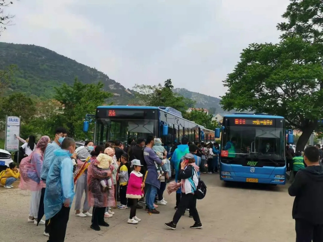 公交集團(tuán)快速公交事業(yè)部加大運(yùn)力投放，保障市民出行