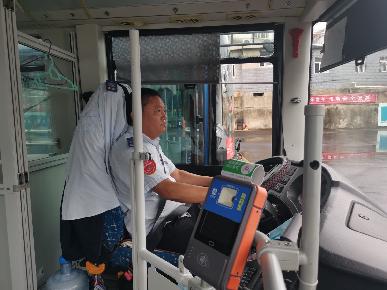 公交集團公交事業(yè)一部游1路駕駛員劉洪慶拾金不昧受表揚