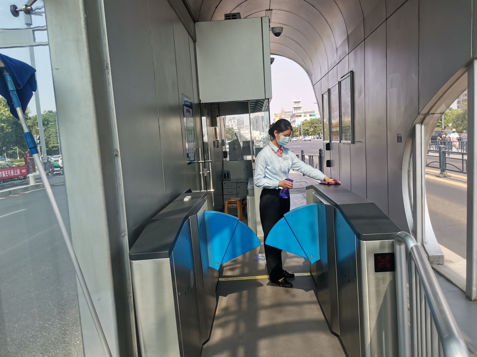 快速公交站務(wù)員撿平板電腦獲乘客點贊