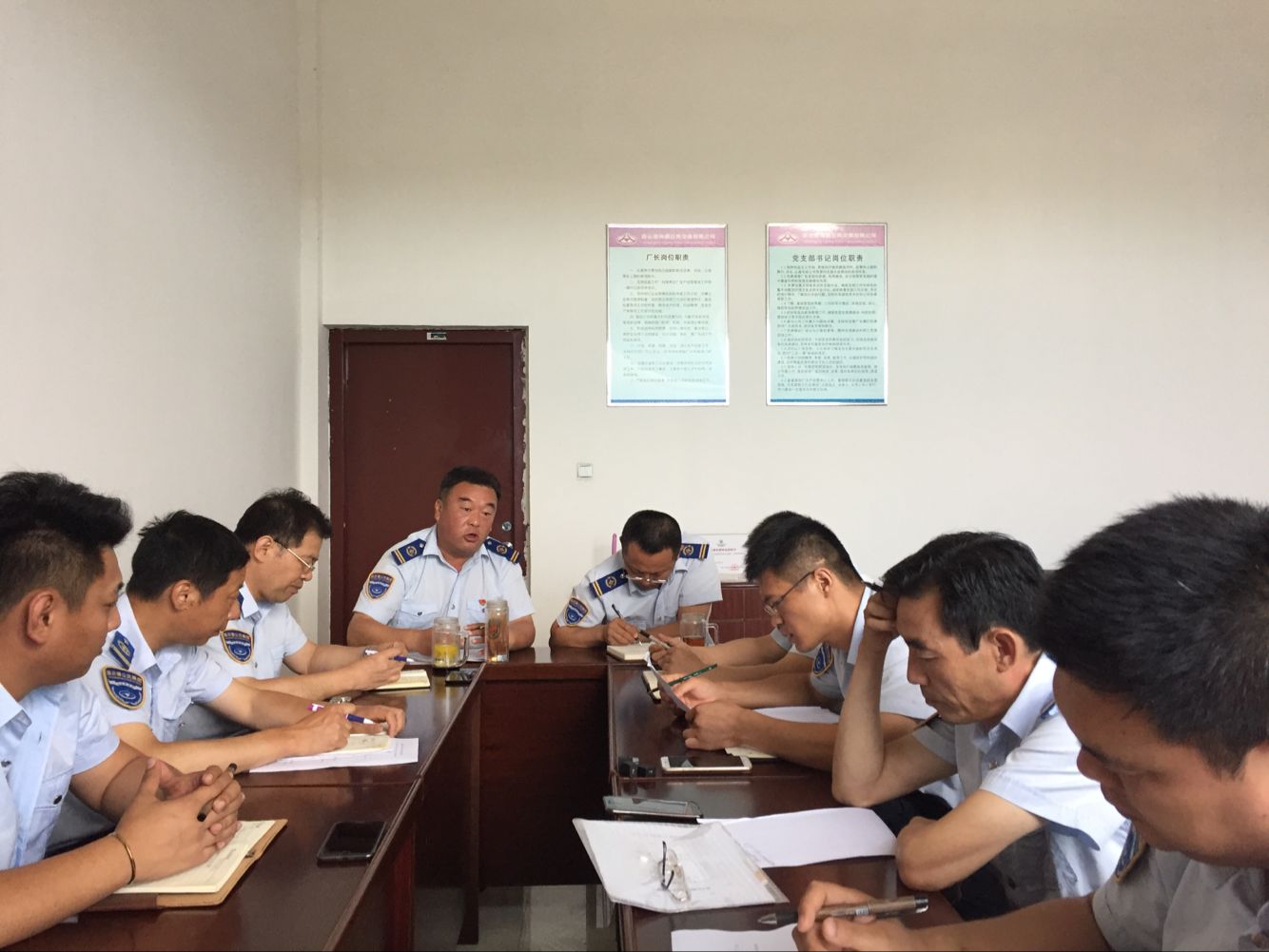 公交汽服公司召開“振奮精神強(qiáng)堡壘，頑強(qiáng)拼搏謀跨越”主題黨日座談會(huì)