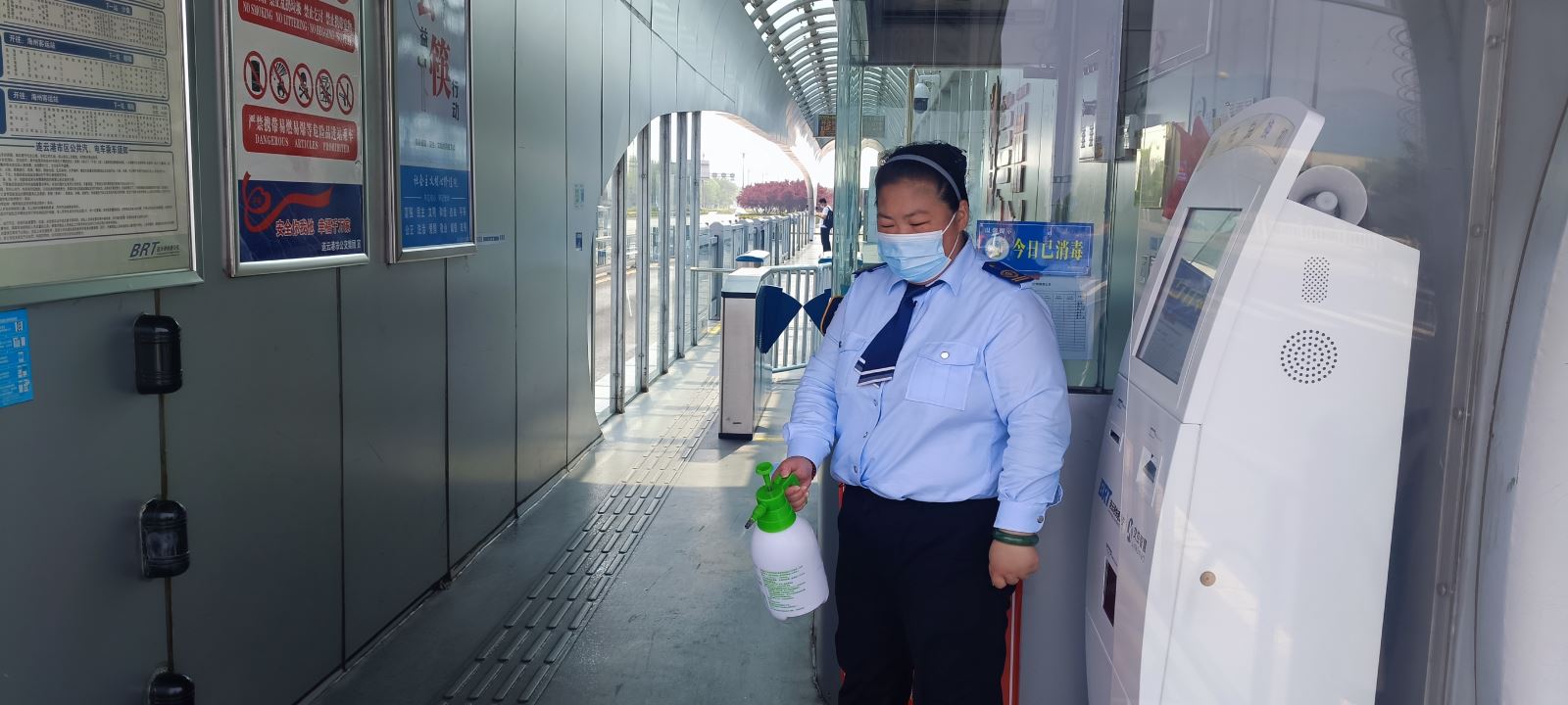 乘客身體不適，站務(wù)員暖心幫助 獲家屬連連道謝