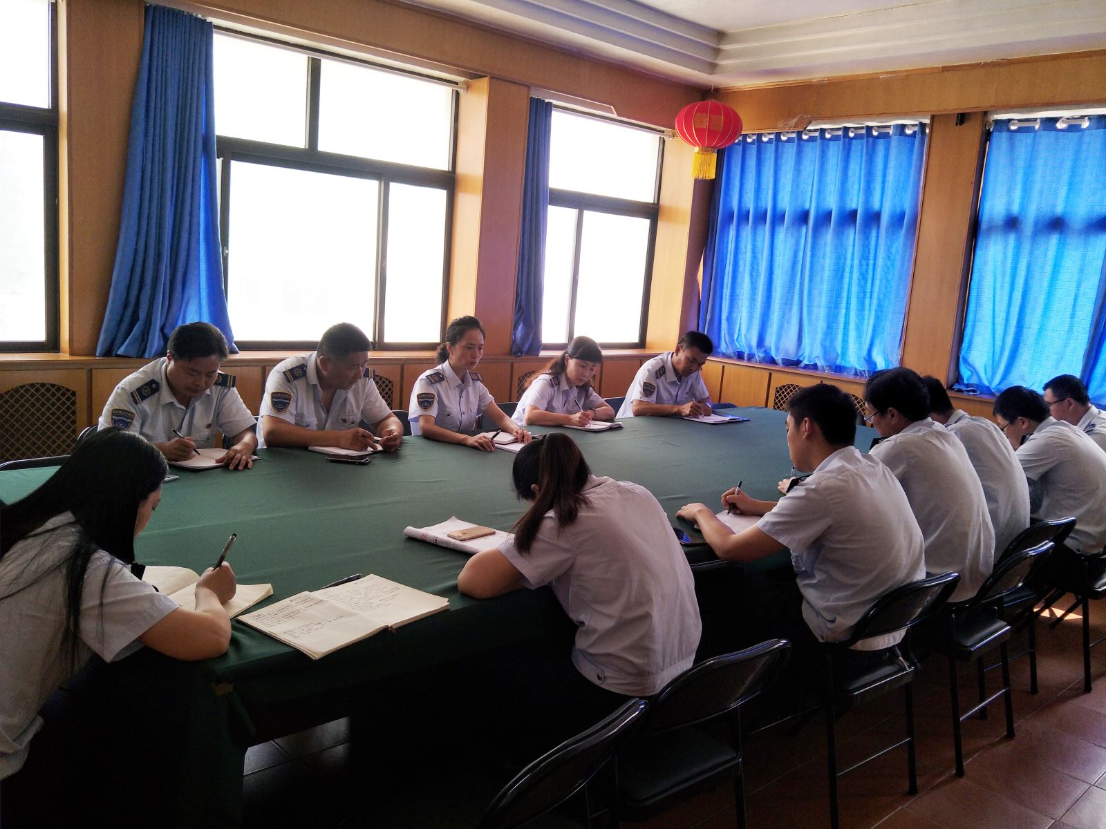 公交集團(tuán)佳連公司黨支部召開“振奮精神強(qiáng)堡壘、頑強(qiáng)拼搏謀跨越”會(huì)議