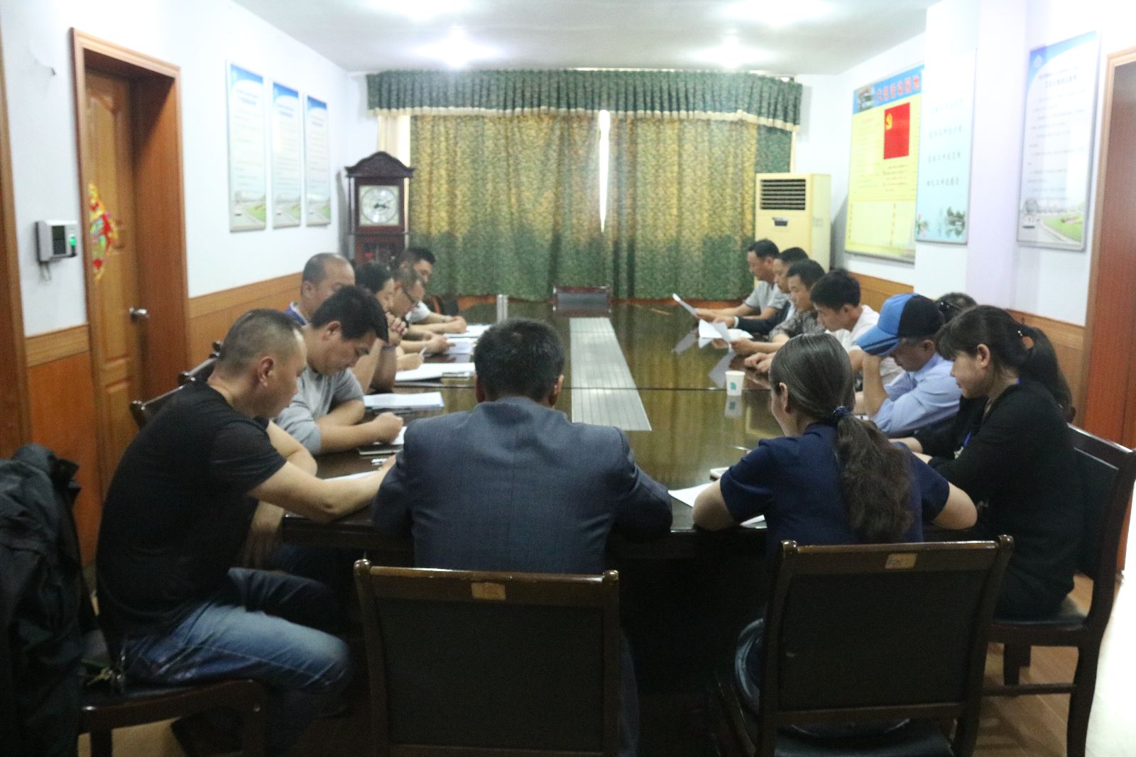 公交新浦公司書記講黨課 切實推進(jìn)“兩學(xué)一做”