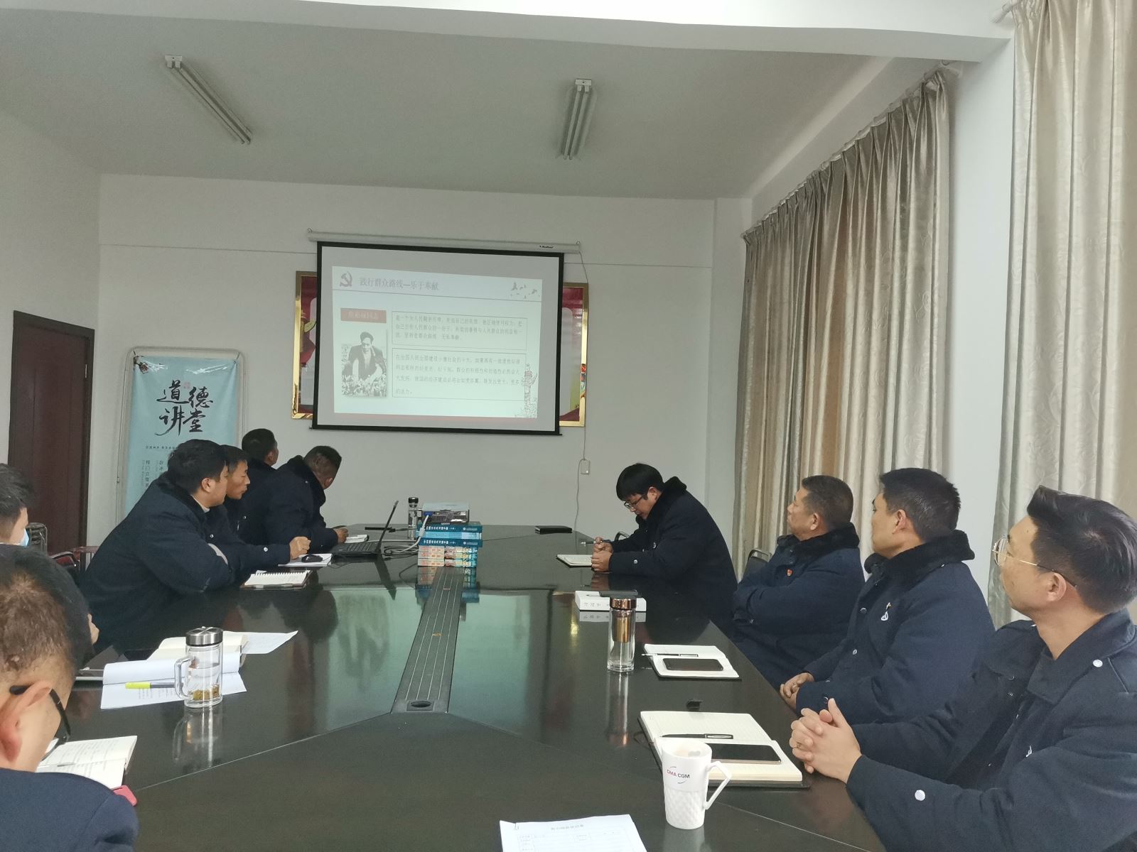 公交集團公交事業(yè)二部召開“淺談黨員與奉獻”主題黨課