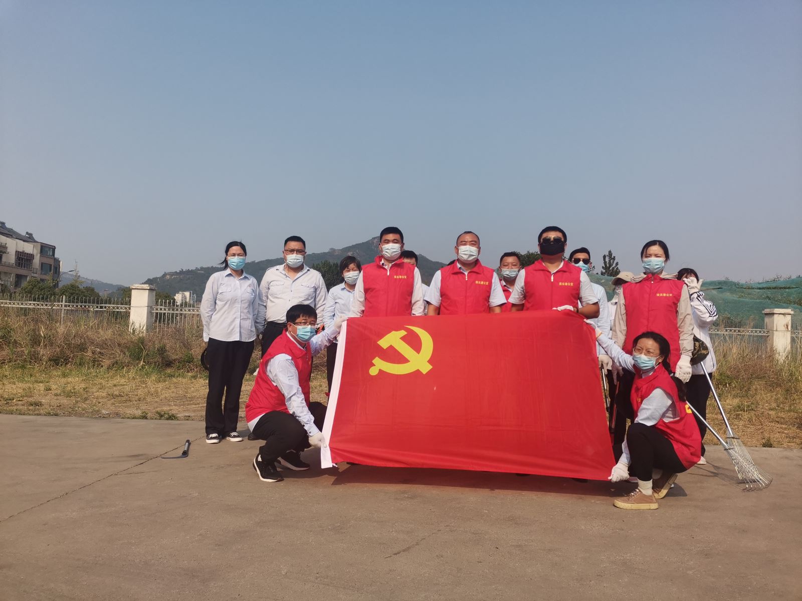 開展義務(wù)除草活動，積極推進創(chuàng)文工作